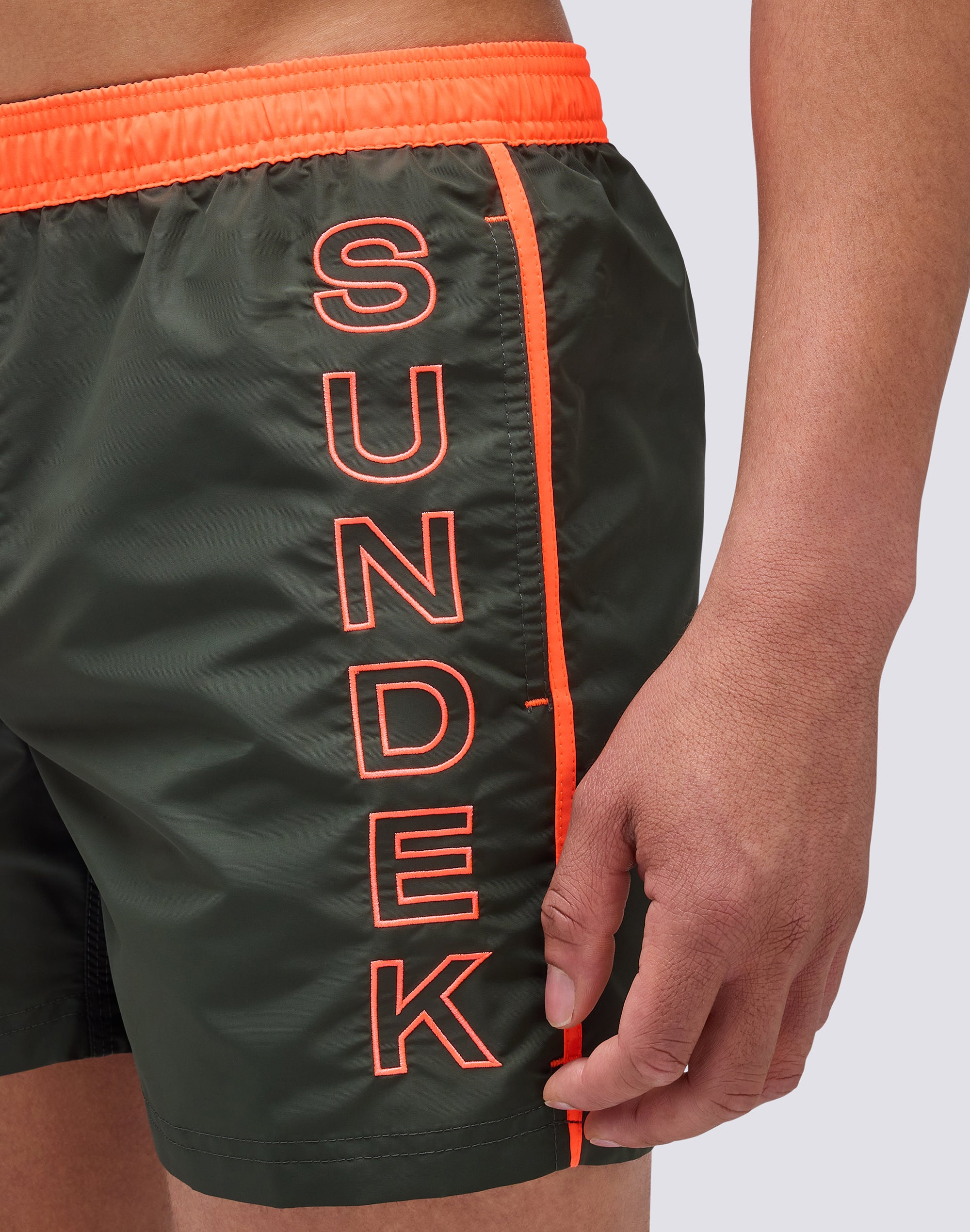 sundek-costume-uomo-corto-iconic-m732-taffeta-con-piping-a-contrasto image 3