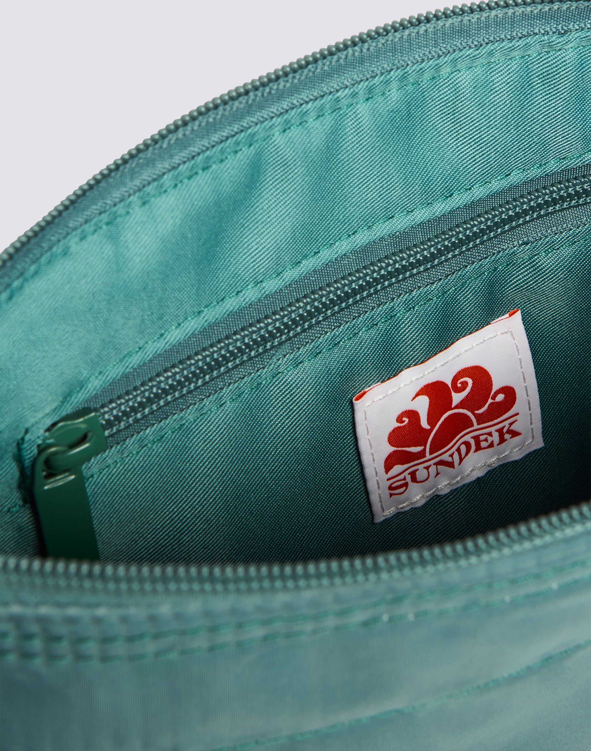 sundek-ludwig-pochette-mare-con-dettaglio-arcobaleno-e-asola image 4