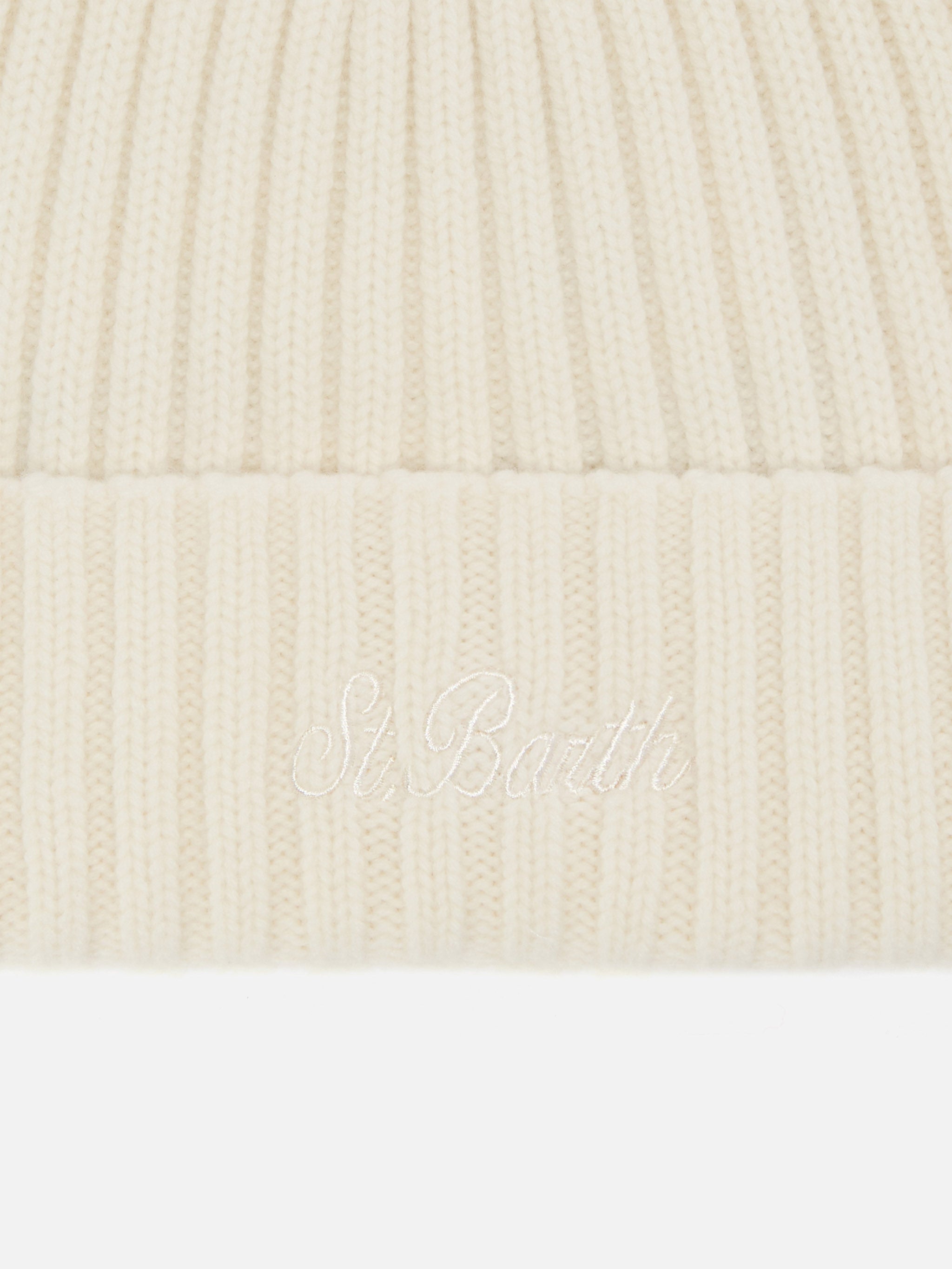 mc2-saint-barth-berretto-wengen-in-100-lana-bianco-con-ricamo-st-barth-maglia-a- image 2