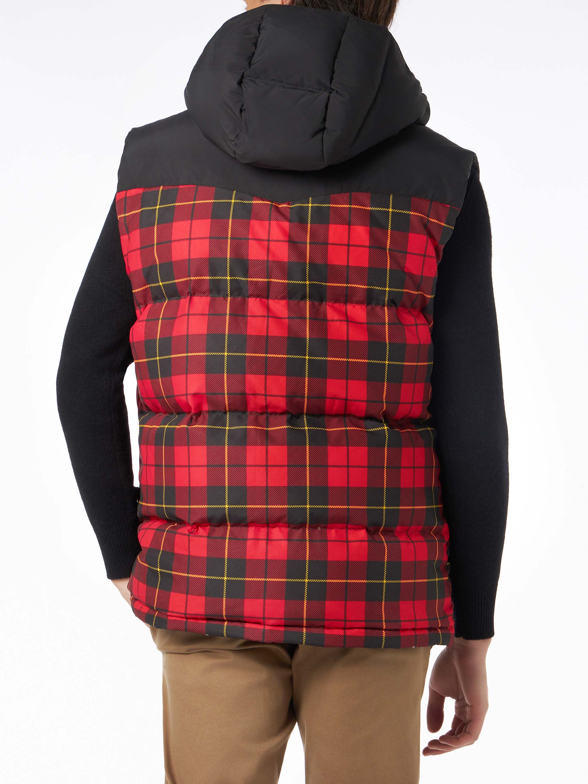 mc2-saint-barth-gilet-klosters-uomo-con-fantasia-tartan-rosso-e-nero-cappuccio-e image 2