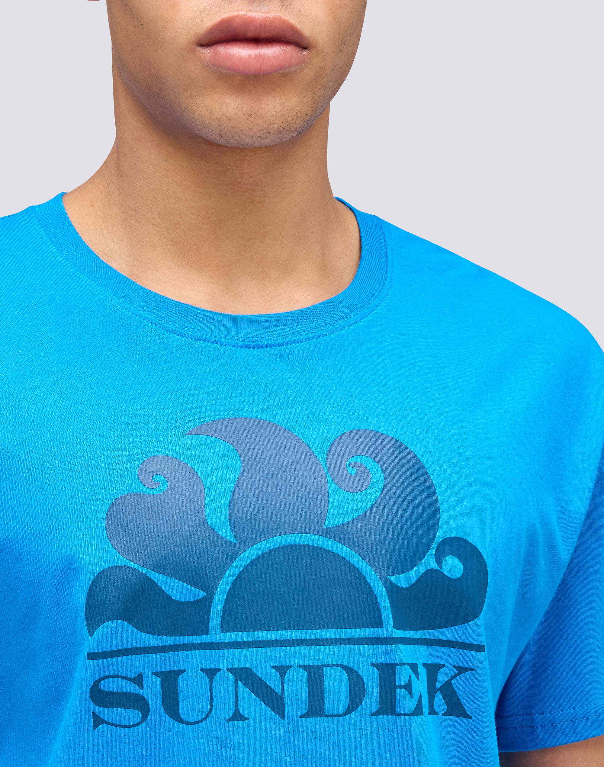 sundek-t-shirt-uomo-girocollo-in-cotone-con-maxi-logo-2 image 4