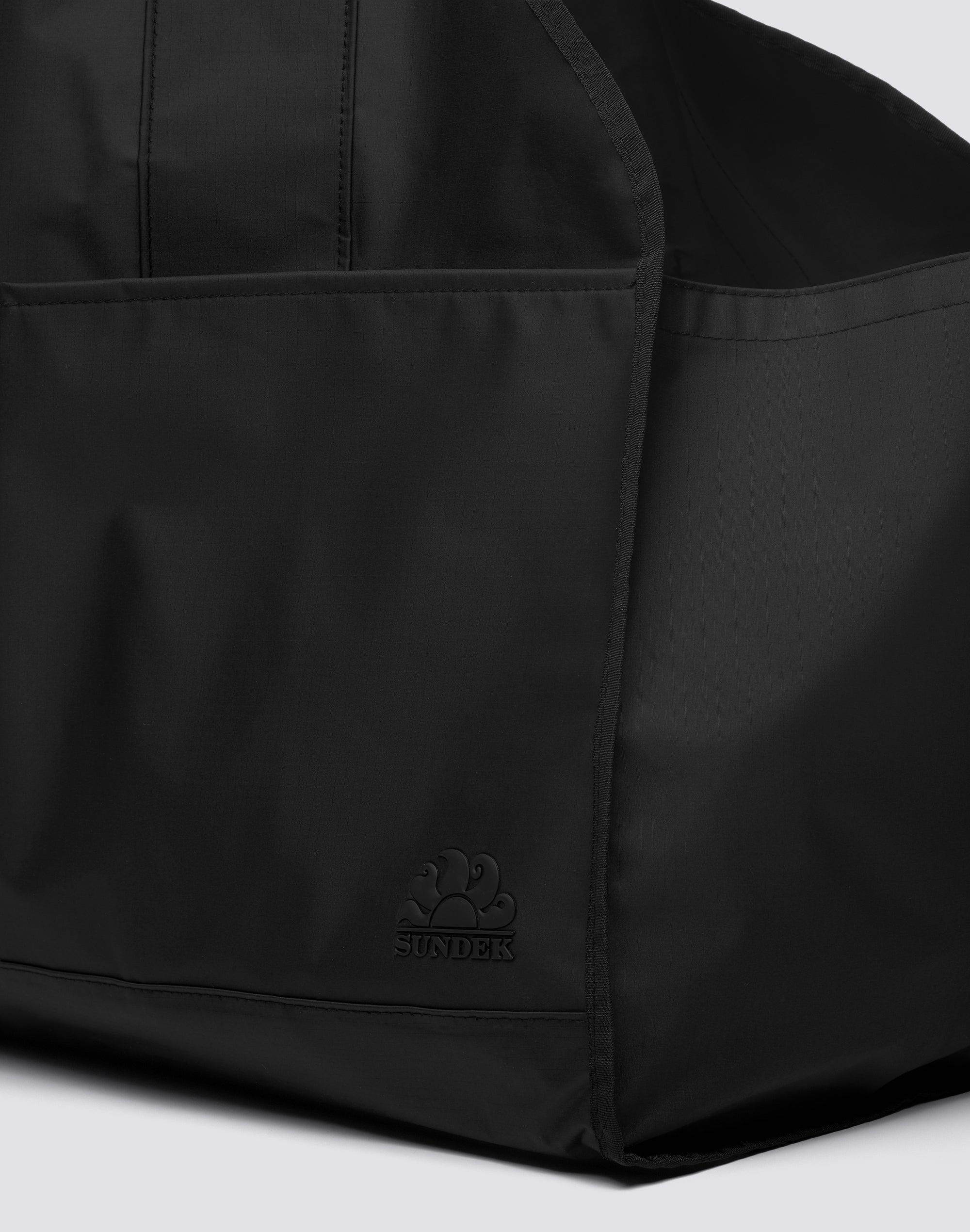 sundek-am003abn7900-weekend-bag-in-tessuto-ripstop-nera image 2
