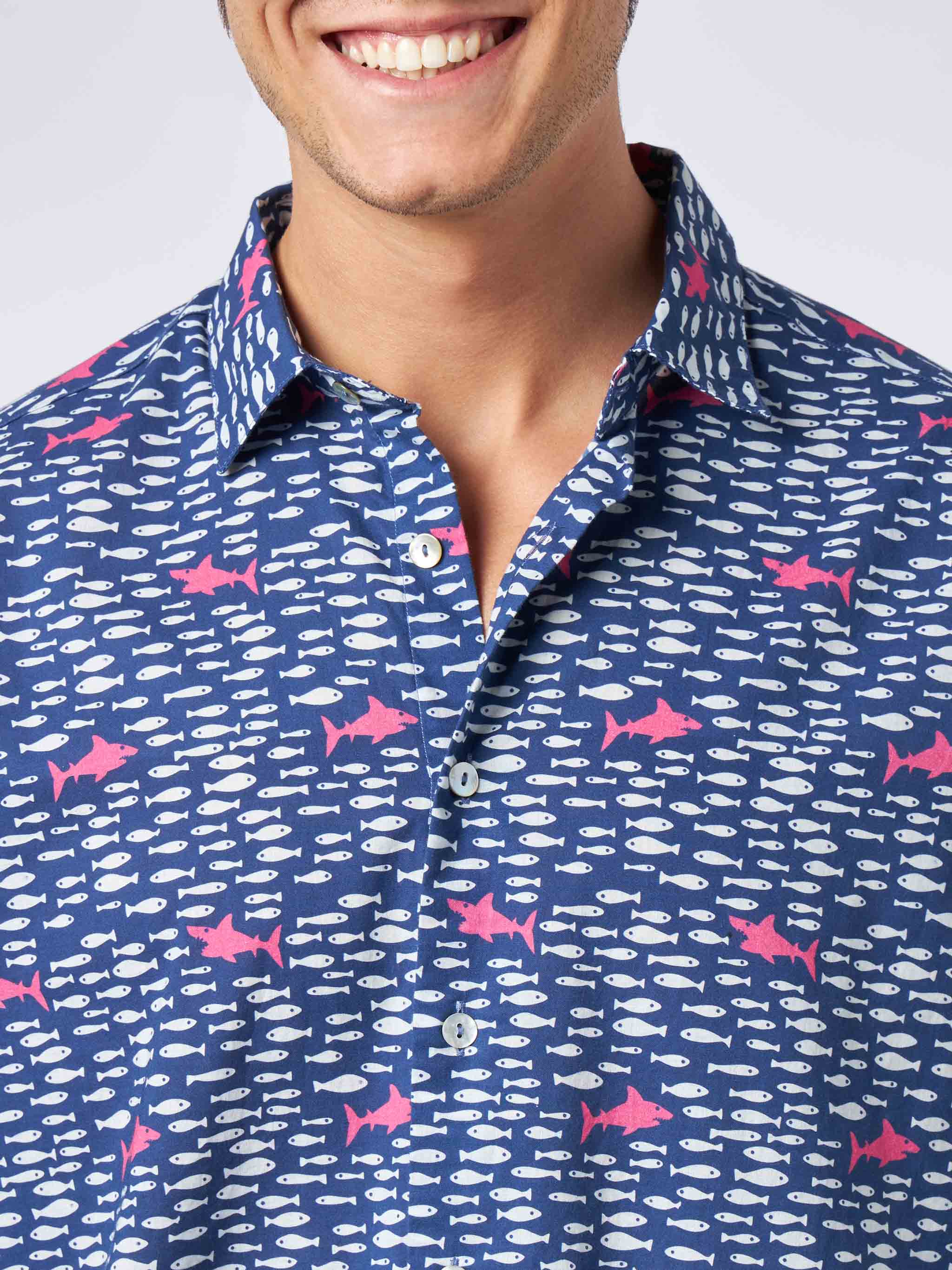 mc2-saint-barth-camicia-sikelia-uomo-mussola-cotone-stampa-pesci-e-squali-blu image 2