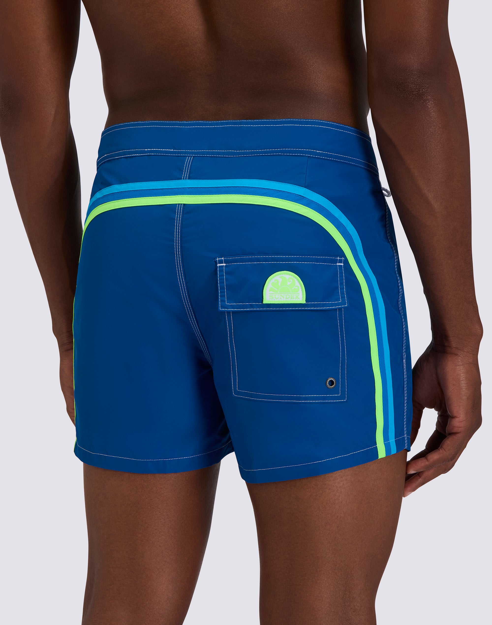sundek-iconic-costume-boxer-uomo-corto-vita-fissa-taffet-rainbow-35-cm image 3