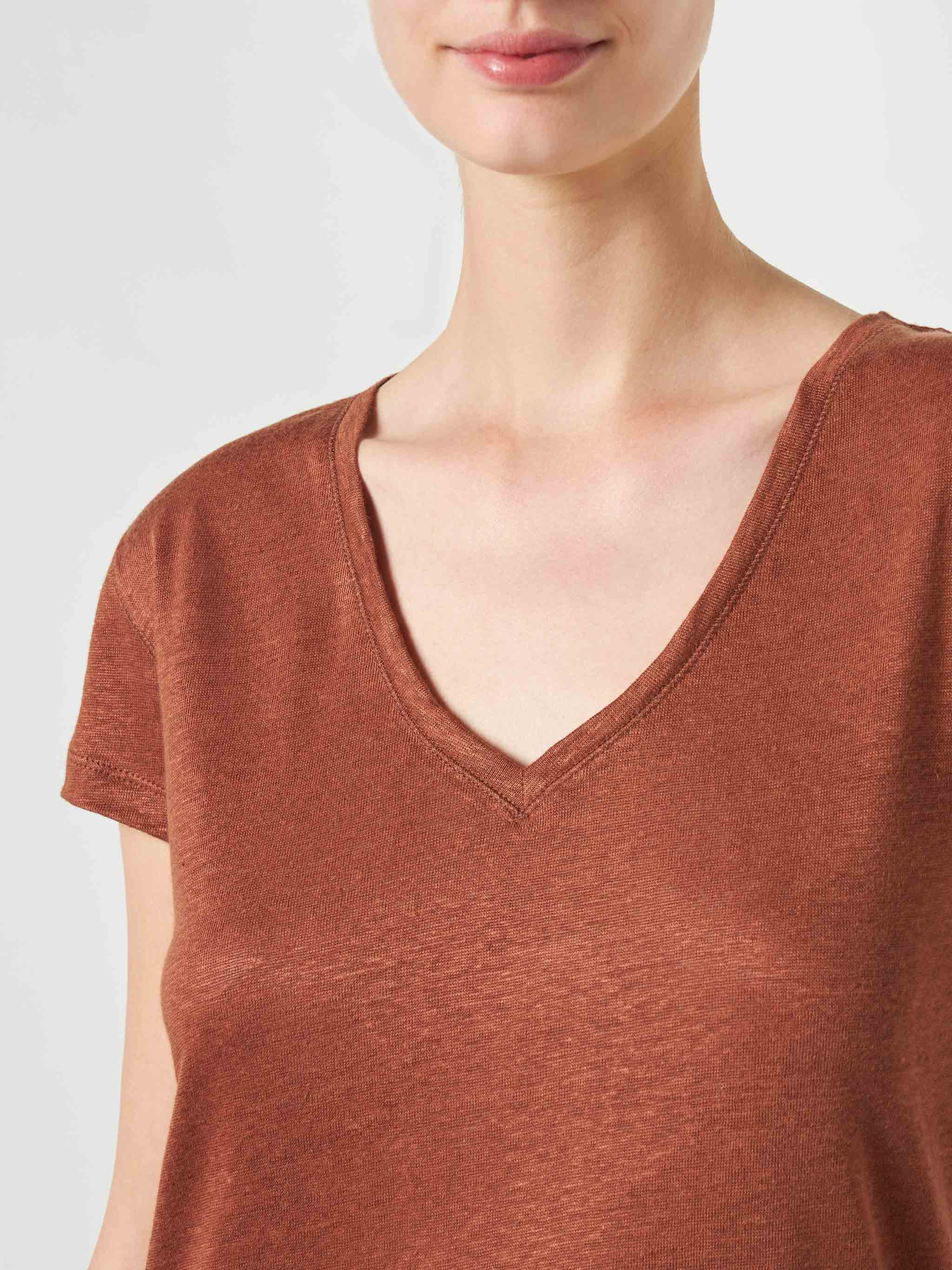 mc2-saint-barth-eloise-t-shirt-donna-in-lino-marrone-scollo-a-v image 2
