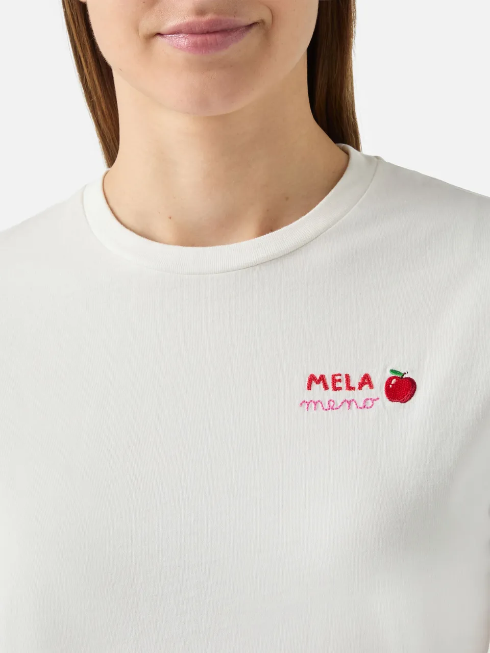 mc2-saint-barth-emilie-t-shirt-in-cotone-bianco-con-ricamo-mela-meno image 1
