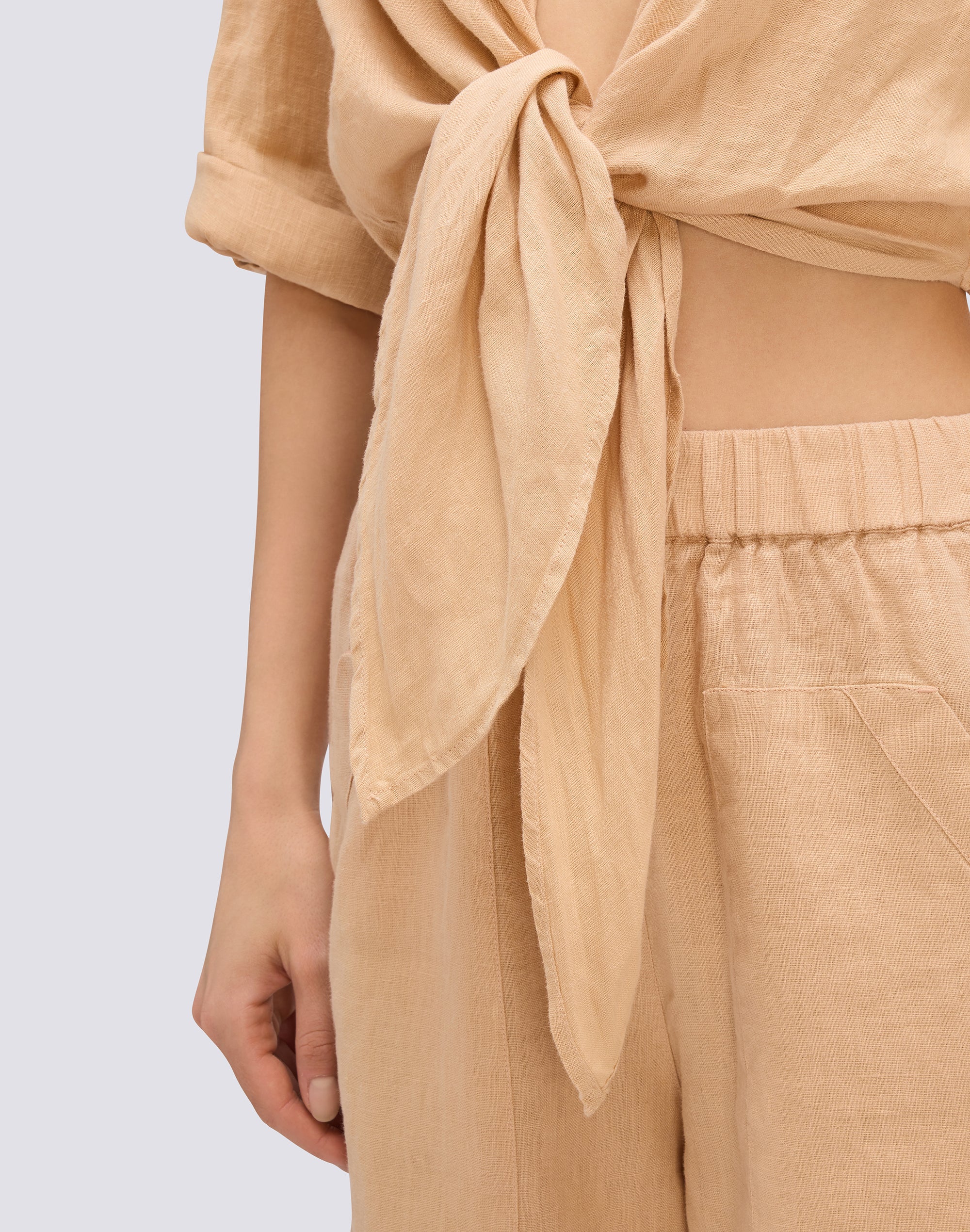 sundek-blusa-donna-in-lino-cropped-tinto-capo-con-nodo-e-collo-coreano image 4