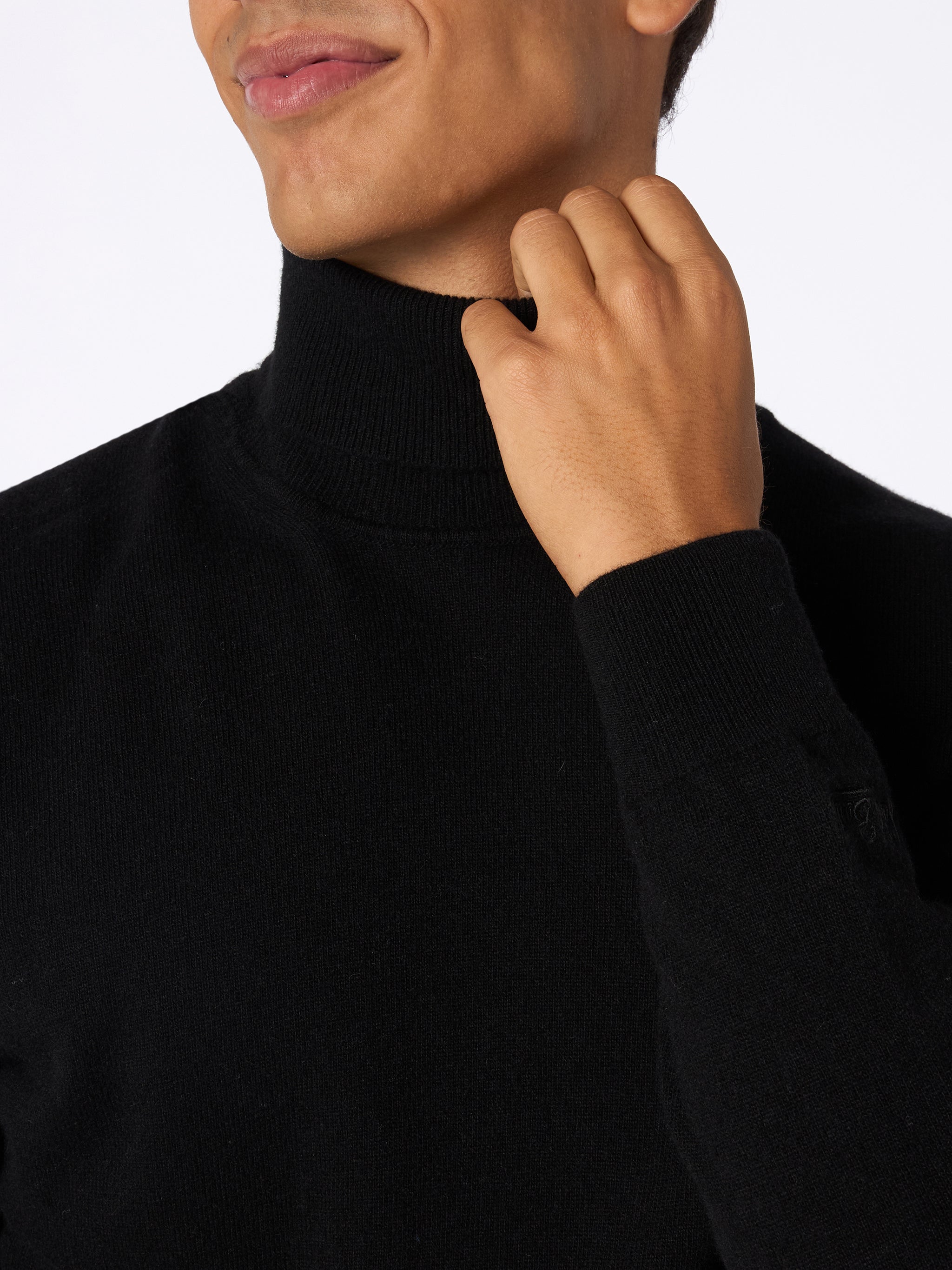 mc2-saint-barth-maglia-bond-in-misto-cashmere-nero-collo-alto image 3