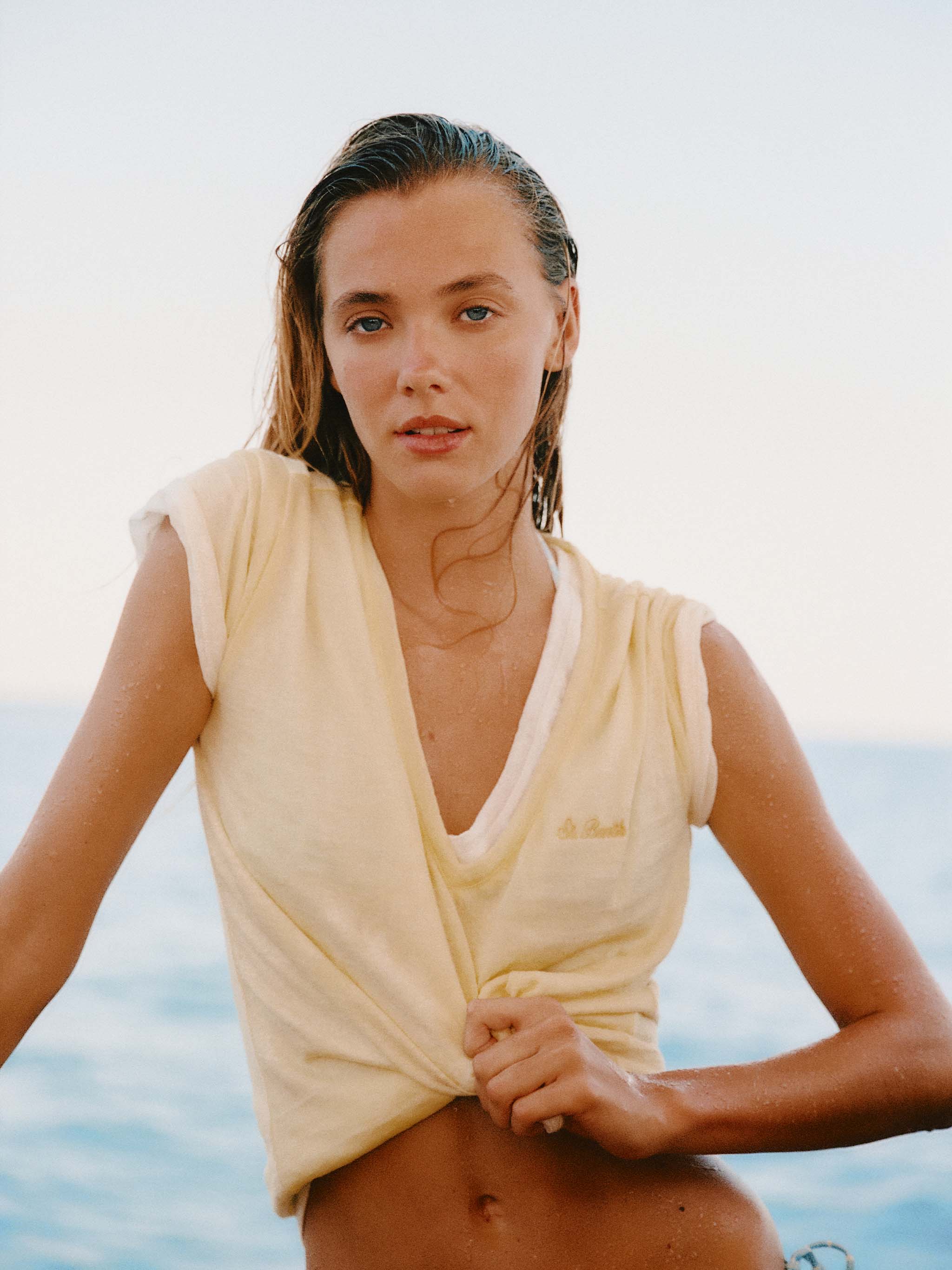 mc2-saint-barth-eloise-t-shirt-da-donna-gialla-in-lino-con-logo-ricamato-tono-su image 2