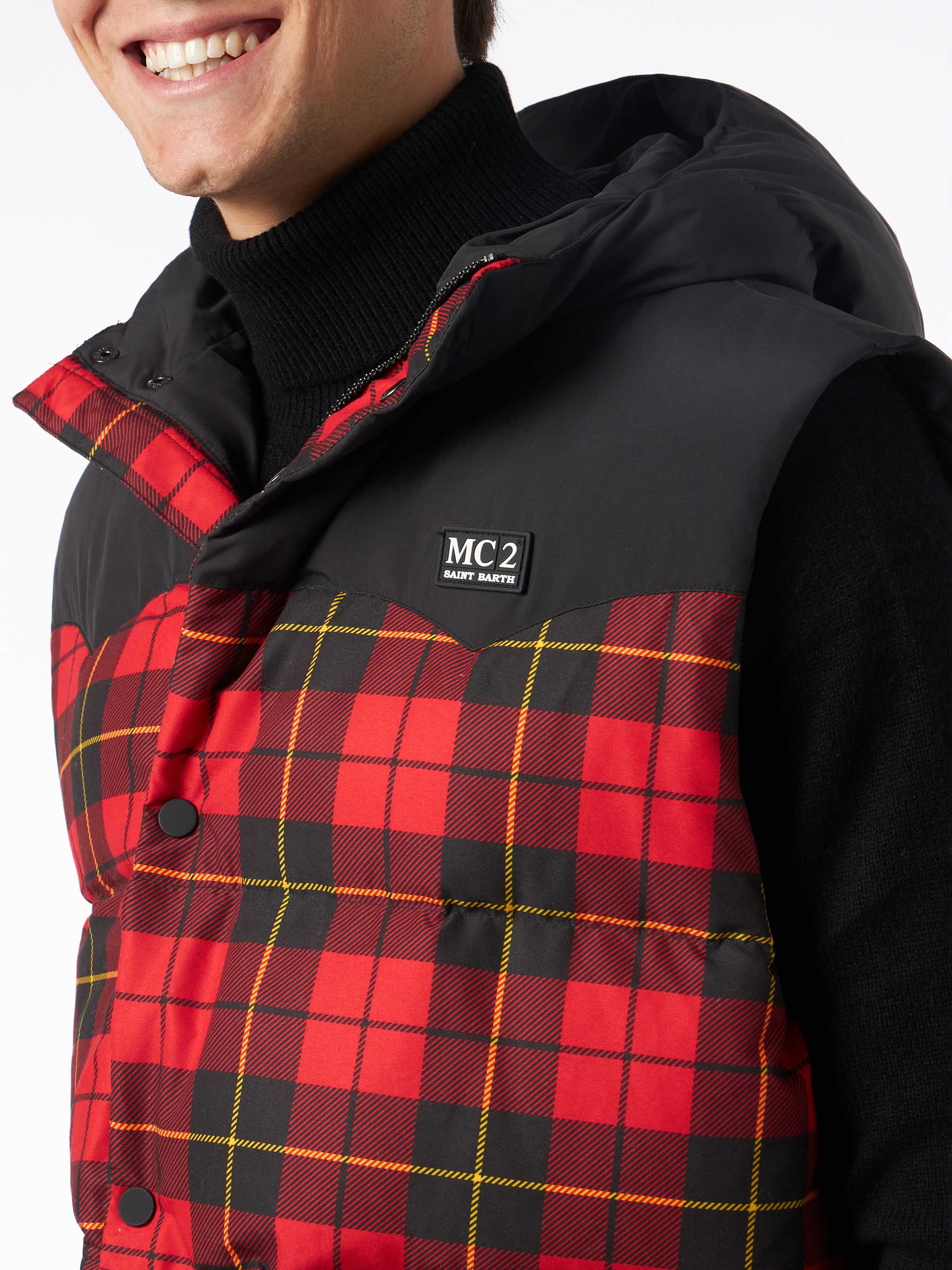 mc2-saint-barth-gilet-klosters-uomo-con-fantasia-tartan-rosso-e-nero-cappuccio-e image 3
