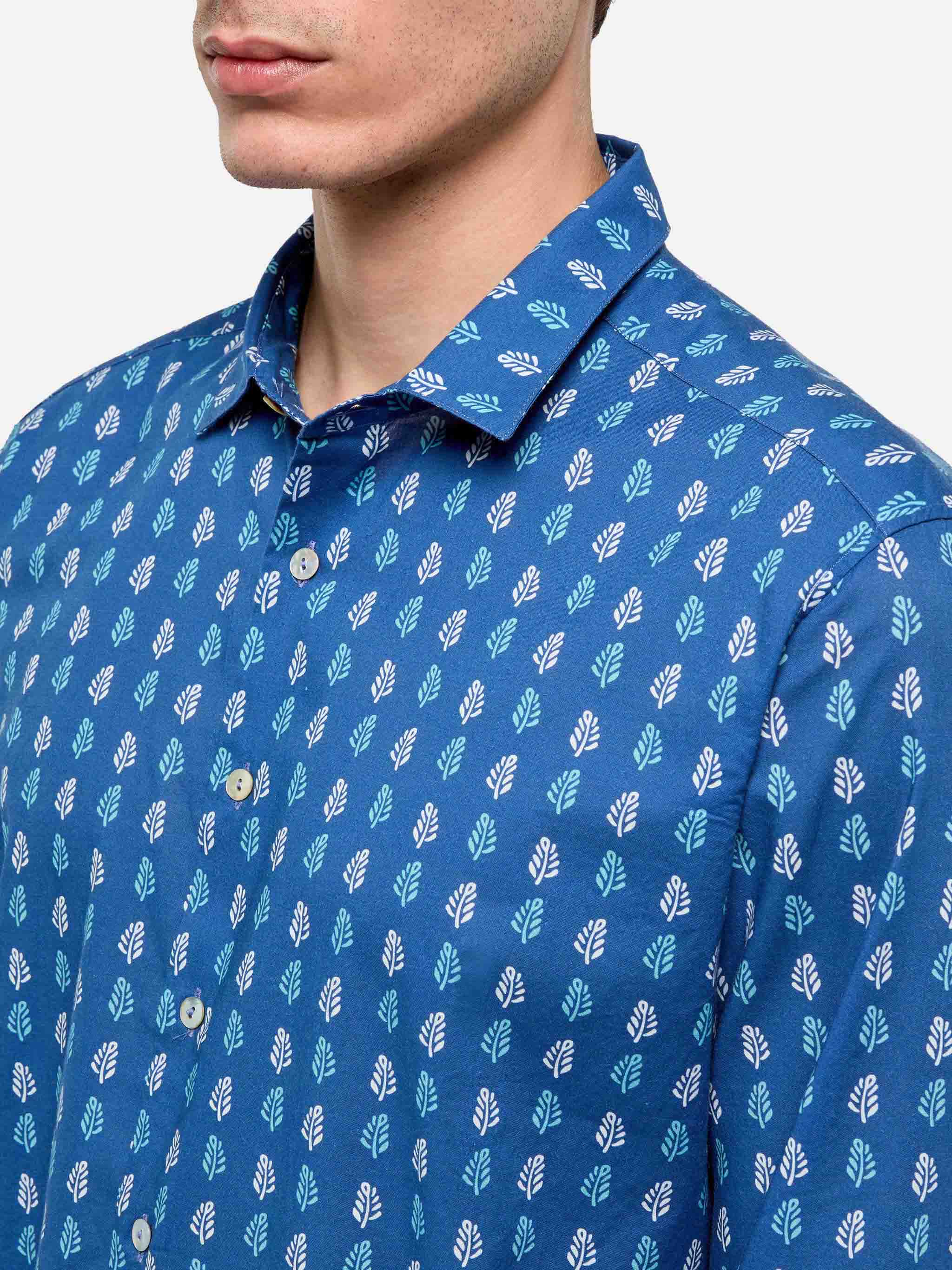 mc2-saint-barth-camicia-sikelia-uomo-in-mussola-di-cotone-blu-stampa-batik image 2