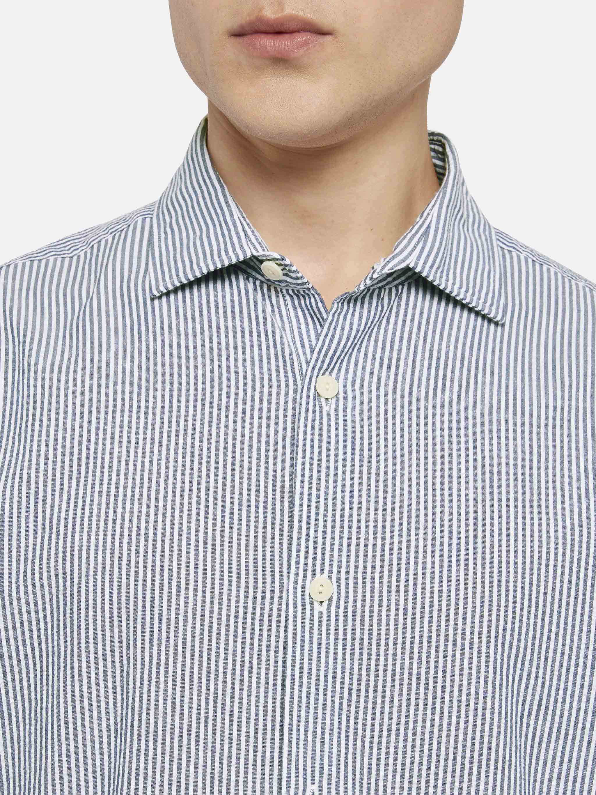 mc2-saint-barth-camicia-pamplona-uomo-in-seersucker-a-righe-azzurre image 2