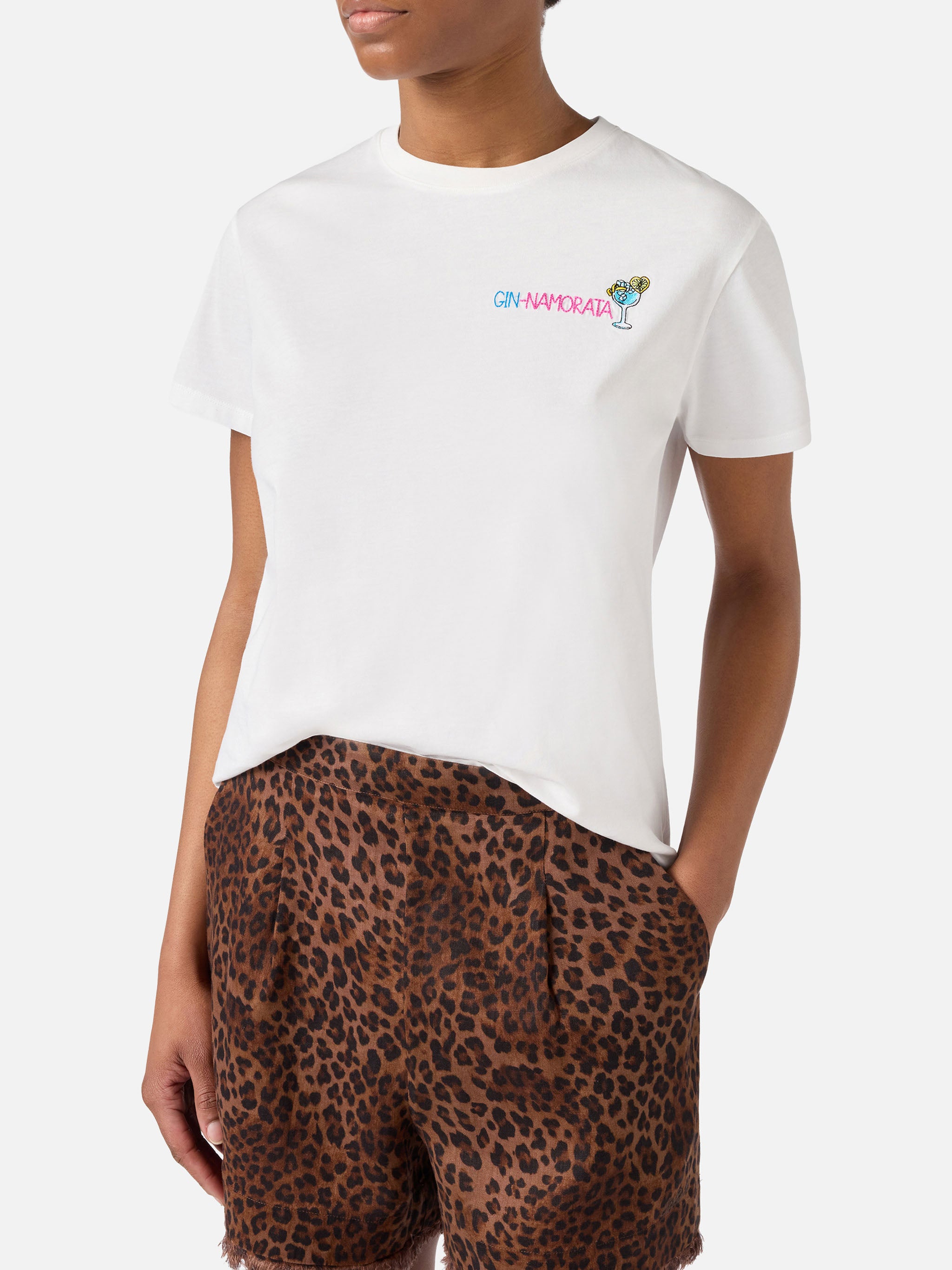 mc2-saint-barth-t-shirt-emilie-donna-bianca-in-cotone-con-ricamo-gin-namorata image 2