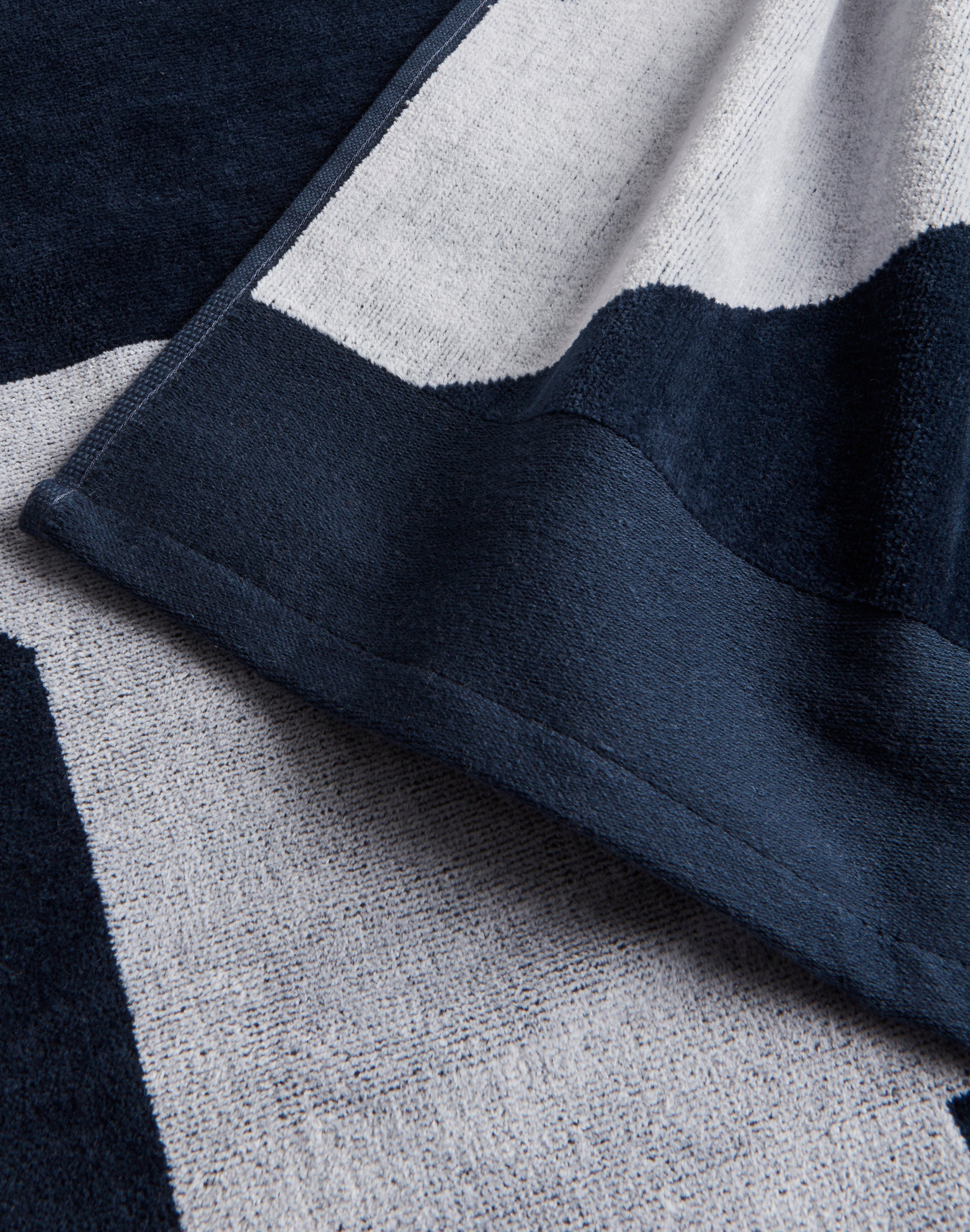sundek-telo-mare-in-spugna-jacquard-con-maxi-logo image 2