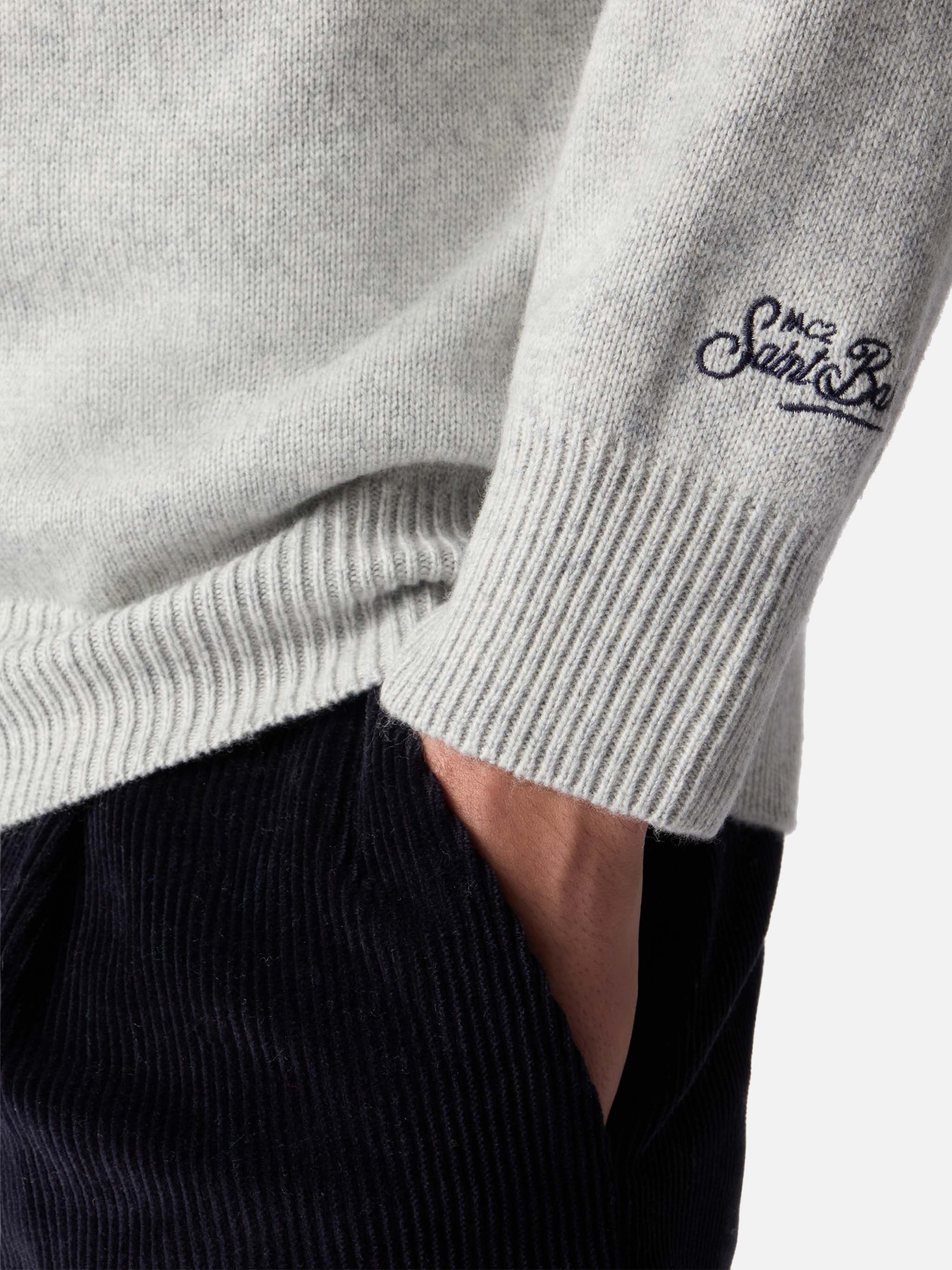 maglione-girocollo-uomo-mc2-saint-barth-heron-grigio-chiaro-con-ricamo-super-g-s image 4