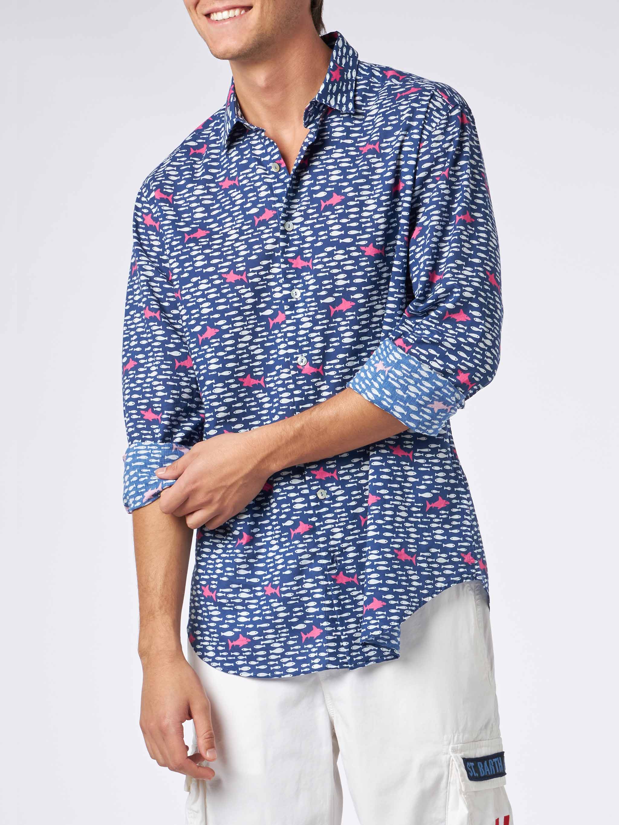 mc2-saint-barth-camicia-sikelia-uomo-mussola-cotone-stampa-pesci-e-squali-blu image 1