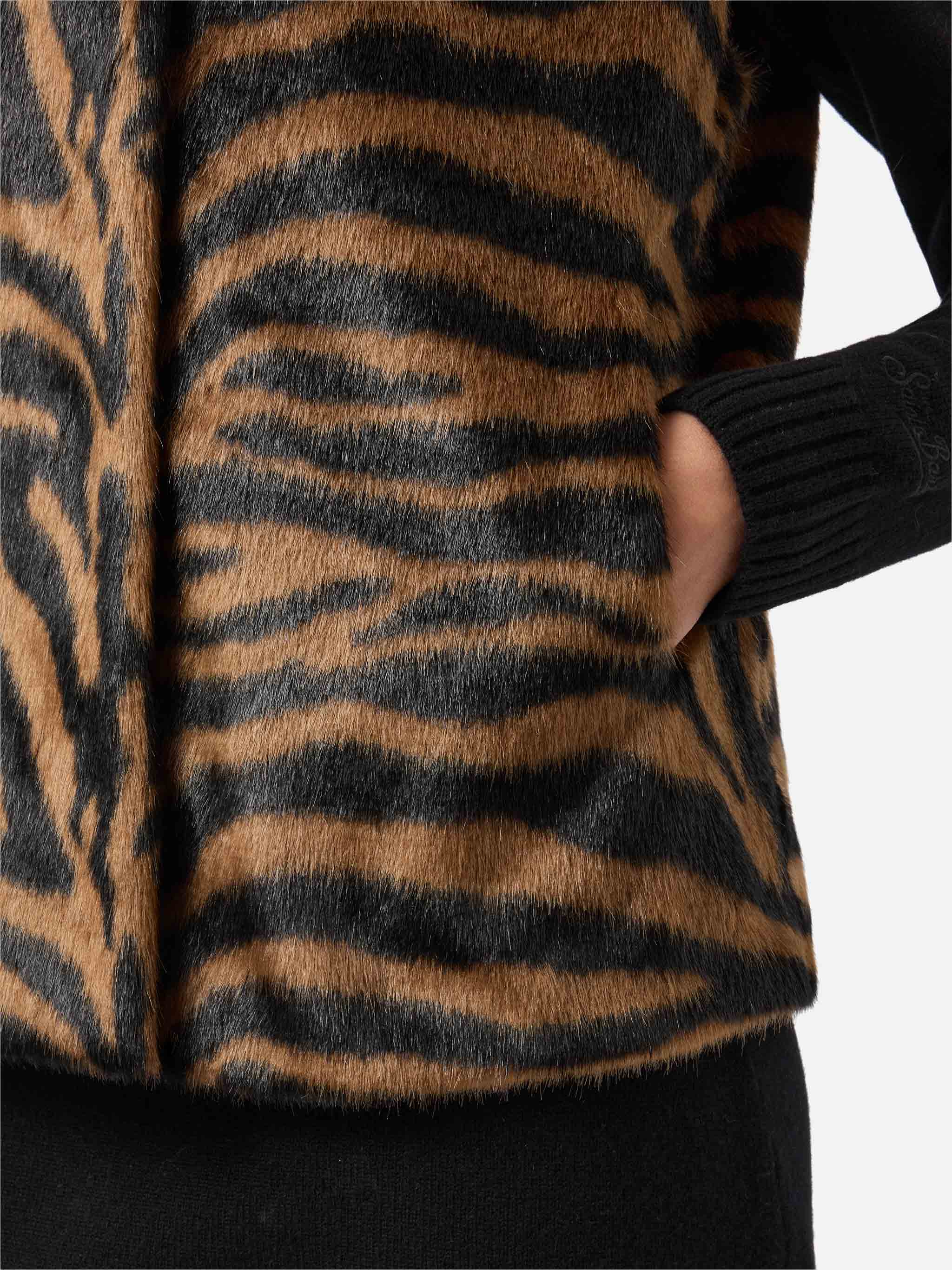 mc2-saint-barth-gilet-ambre-in-faux-fur-smanicato-donna-con-stampa-zebrata-vesti image 5