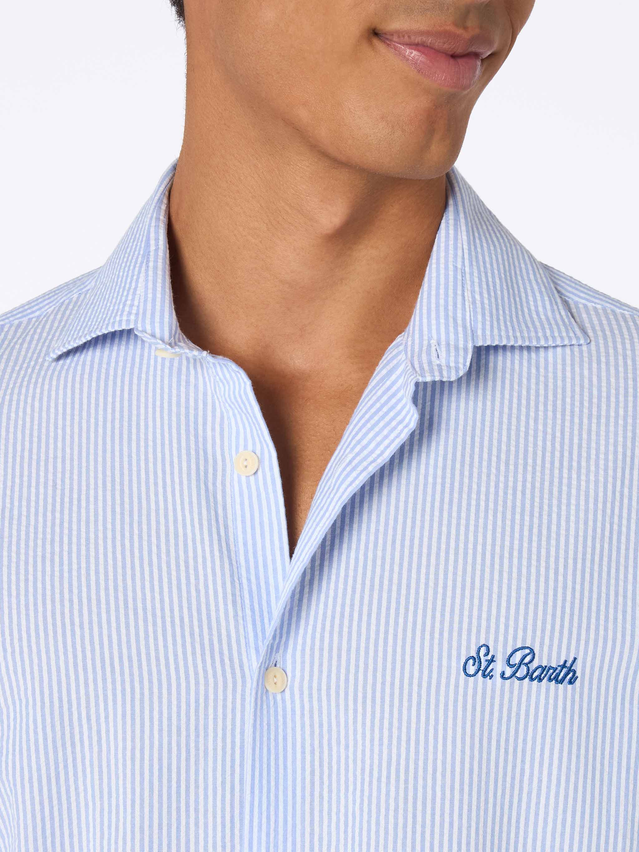mc2-saint-barth-camicia-uomo-pamplona-in-cotone-seersucker-a-righe-azzurre image 2