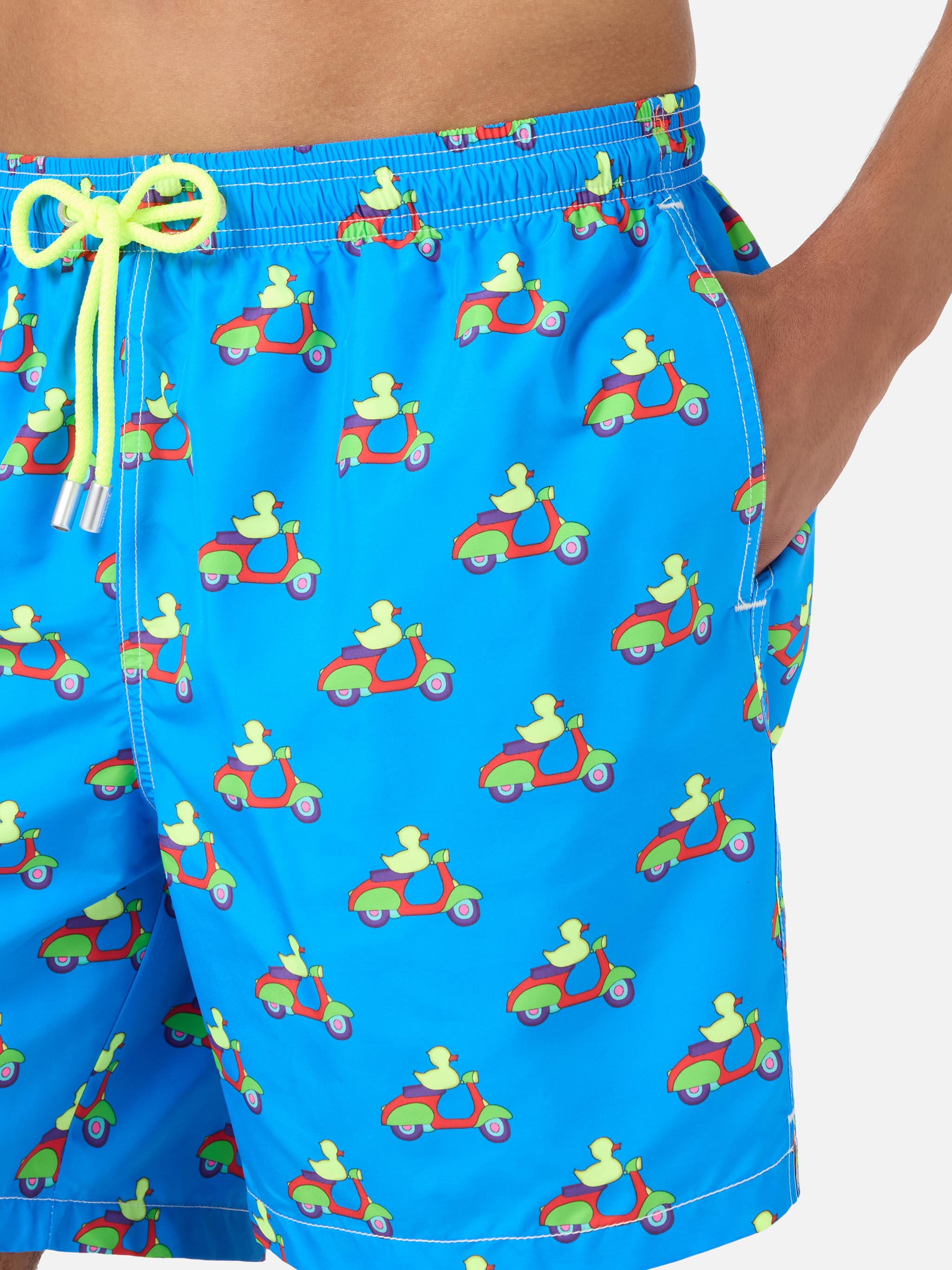 shorts-mare-mc2-saint-barth-blu-con-stampa-paperelle-su-scooter-special-edition- image 4