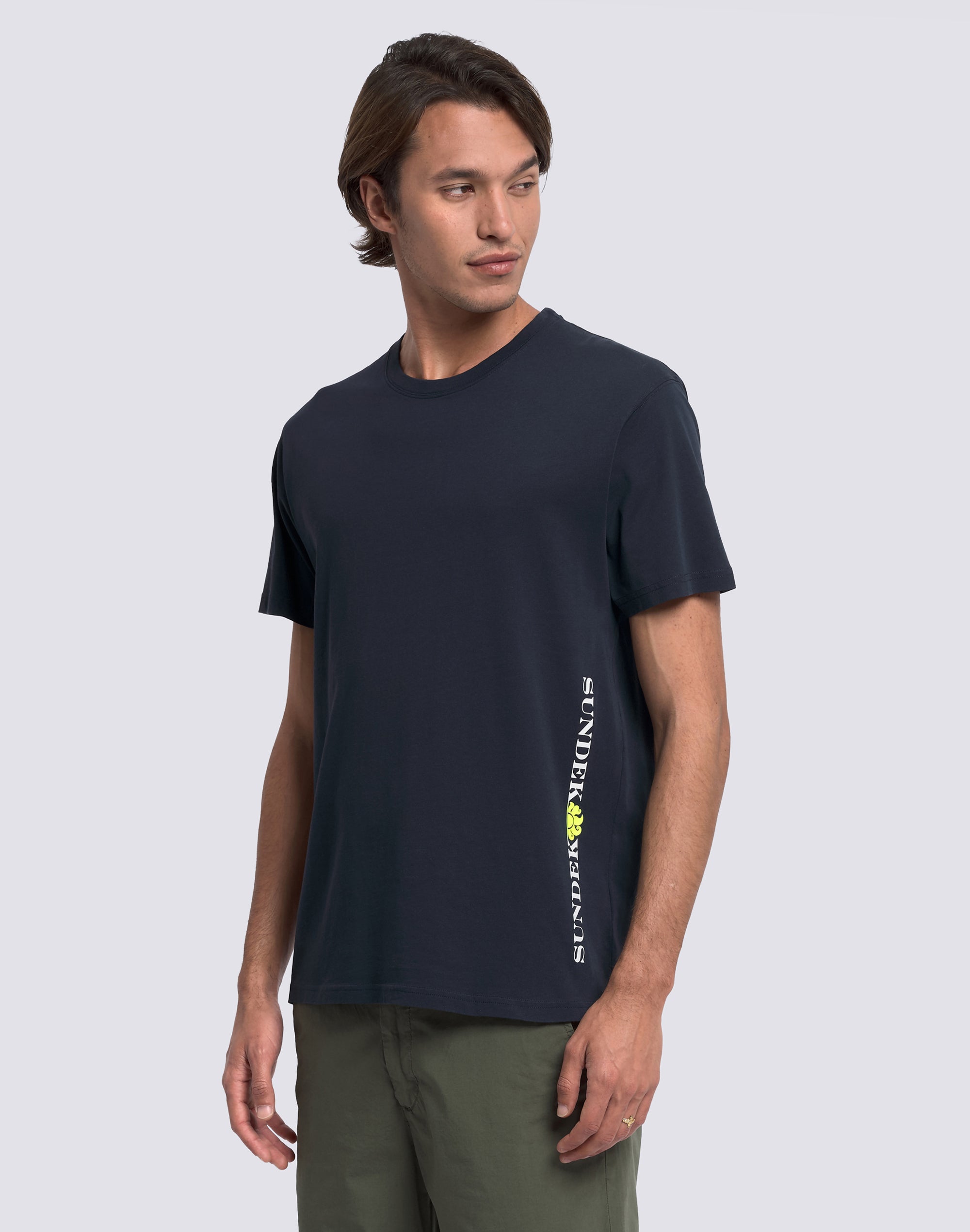 sundek-m244tej7800-t-shirt-uomo-girocollo-con-stampa-logo-verticale image 4