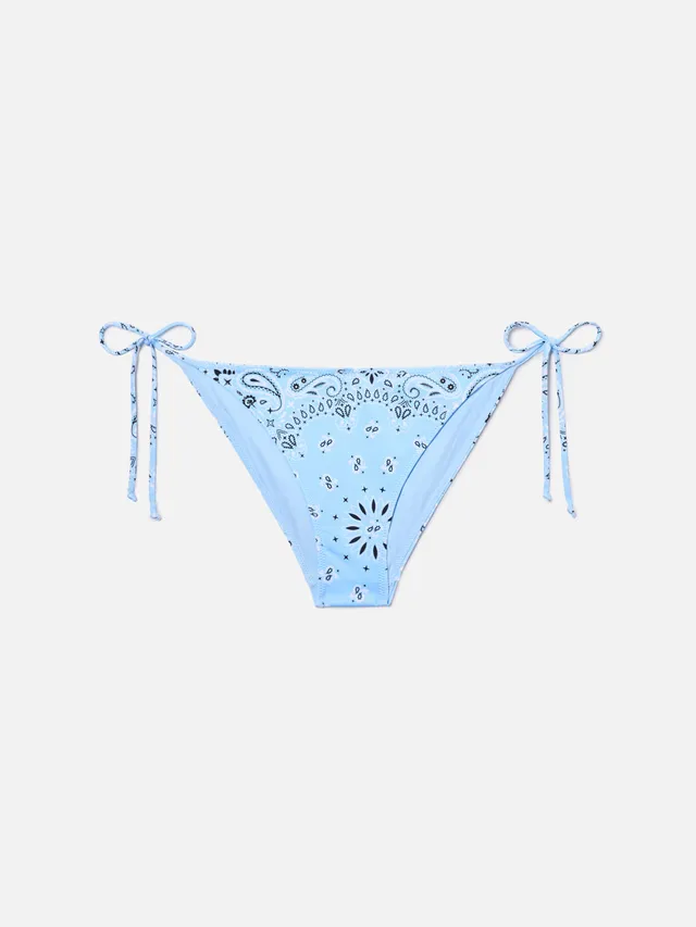 slip-mare-mc2-saint-barth-virgo-classico-con-stampa-bandana-azzurra-e-laccetti-r image 1