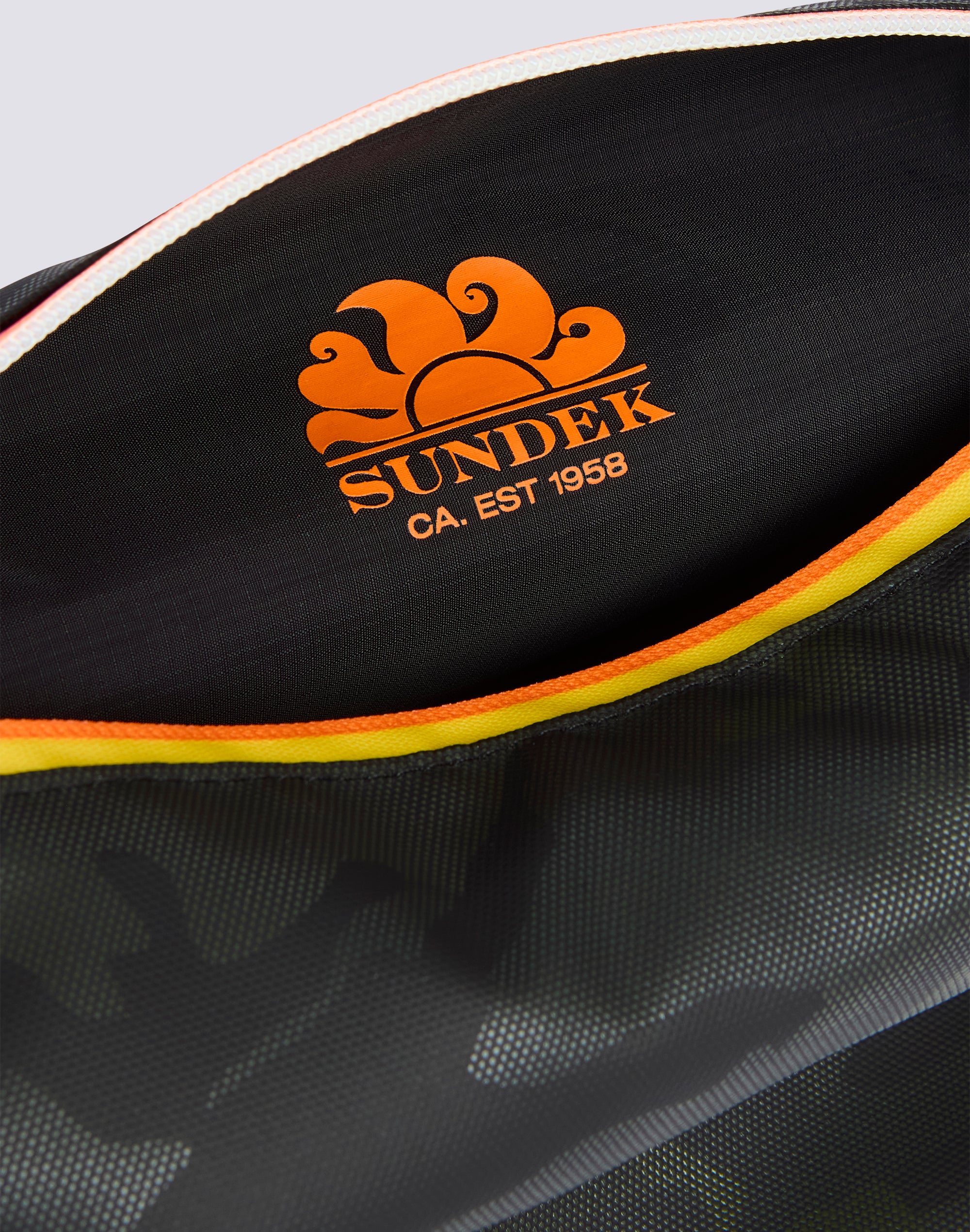 sundek-beauty-case-camou-jacquard-con-zip-rainbow-e-tracolla image 4