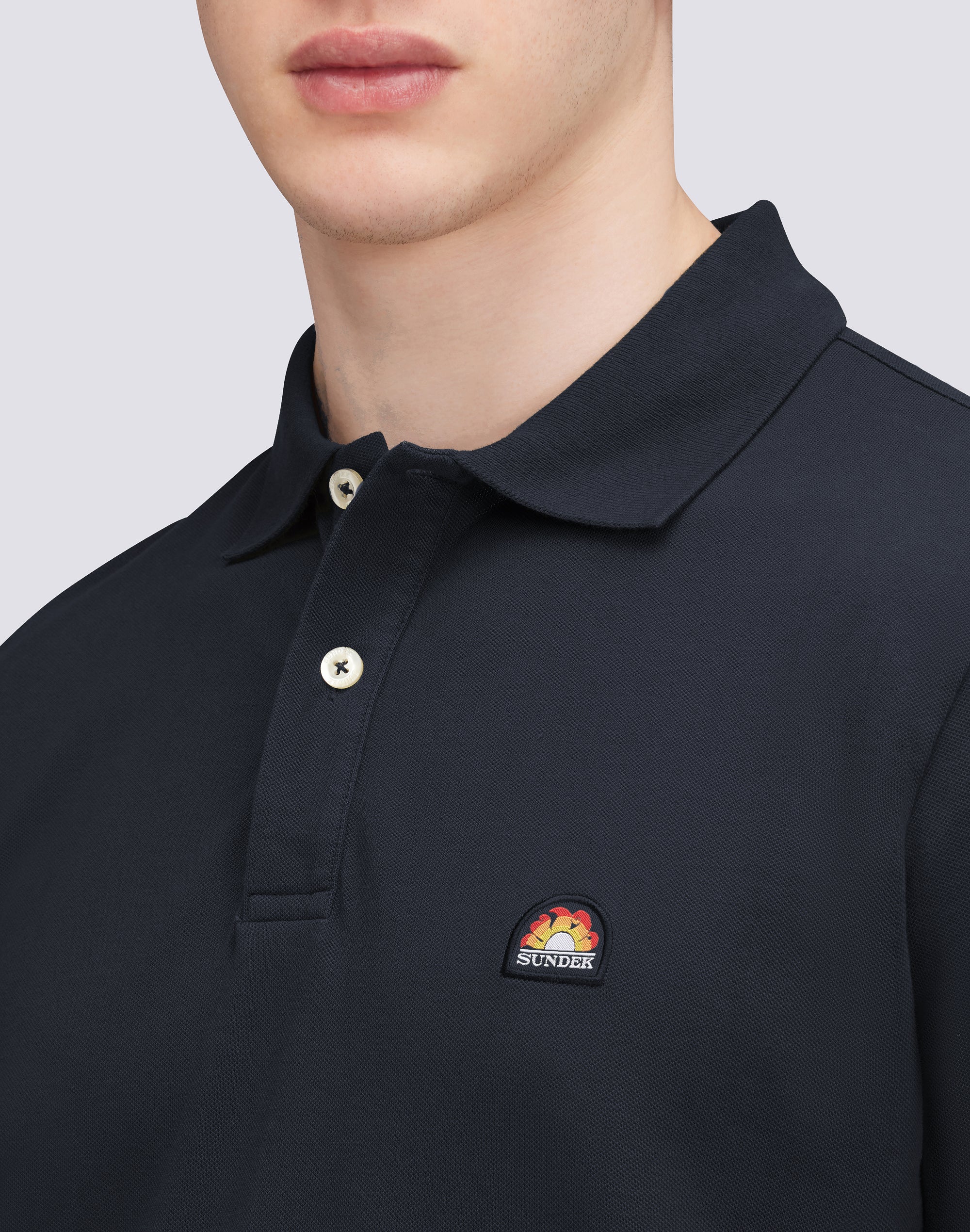 sundek-polo-uomo-in-cotone-piquet-stretch-con-patch-arcobaleno image 4