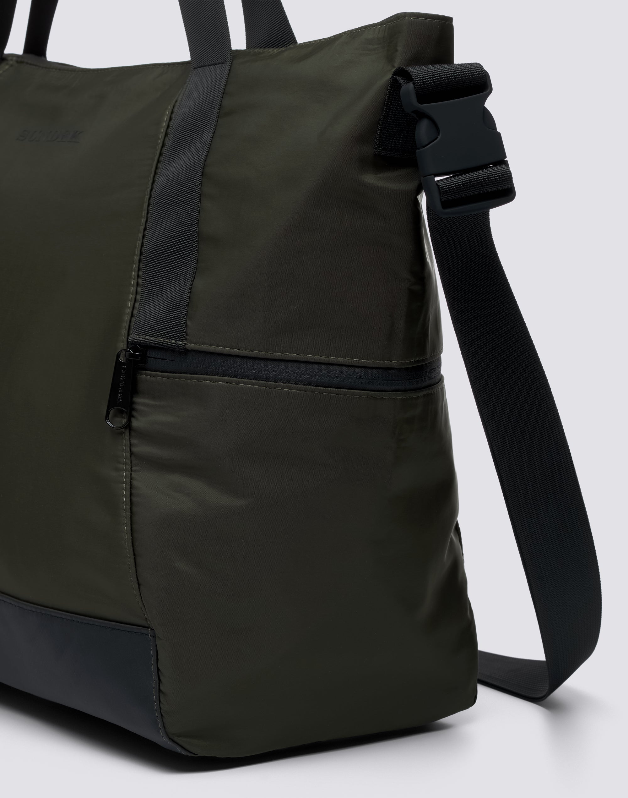 sundek-borsone-week-end-in-nylon-shiny-con-zip-water-resistant image 2