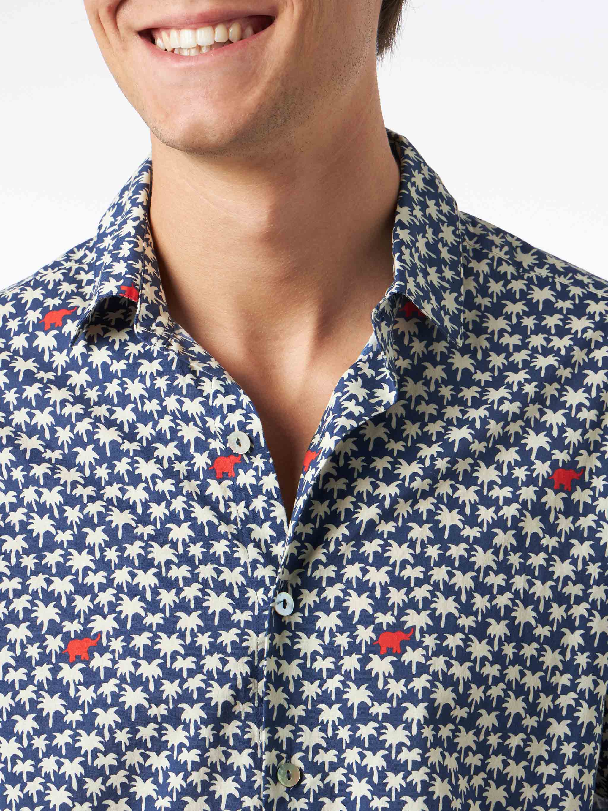 camicia-sikelia-mc2-saint-barth-in-mussola-di-cotone-con-stampa-palme-blu image 3