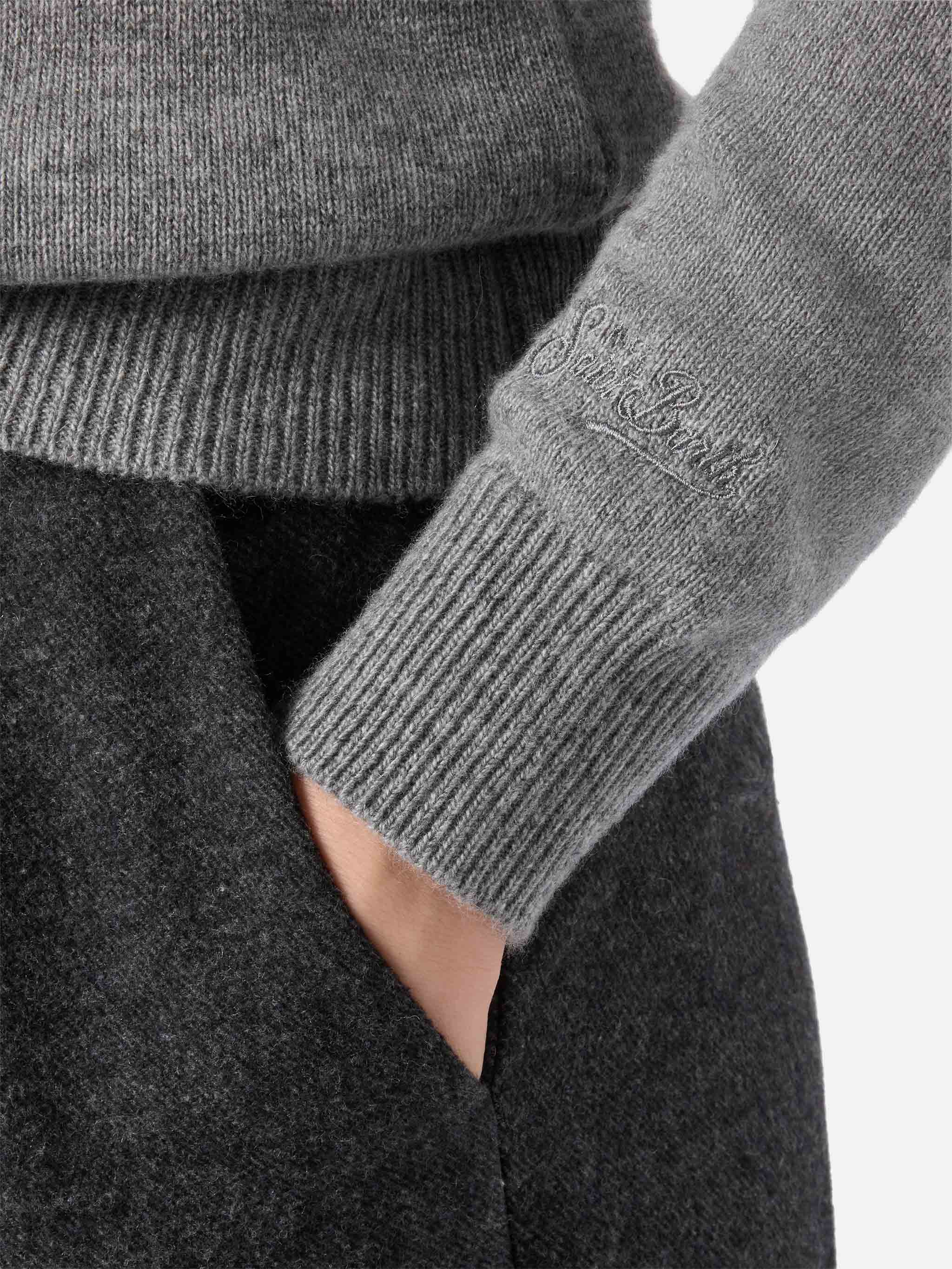 mc2-saint-barth-new-queen-maglione-girocollo-in-misto-cashmere-grigio-con-jacqua image 4