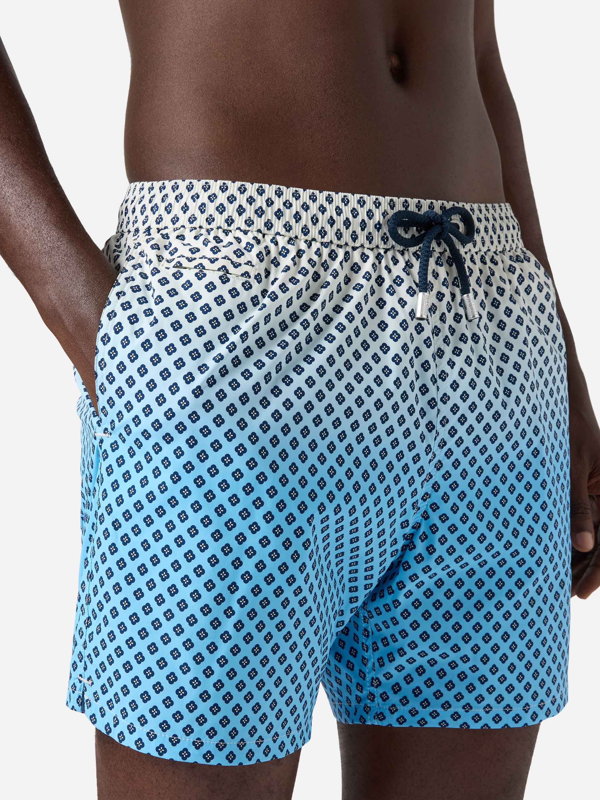 mc2-saint-barth-lighting-micro-costume-uomo-stampa-geometrica-sfumato-blu image 4