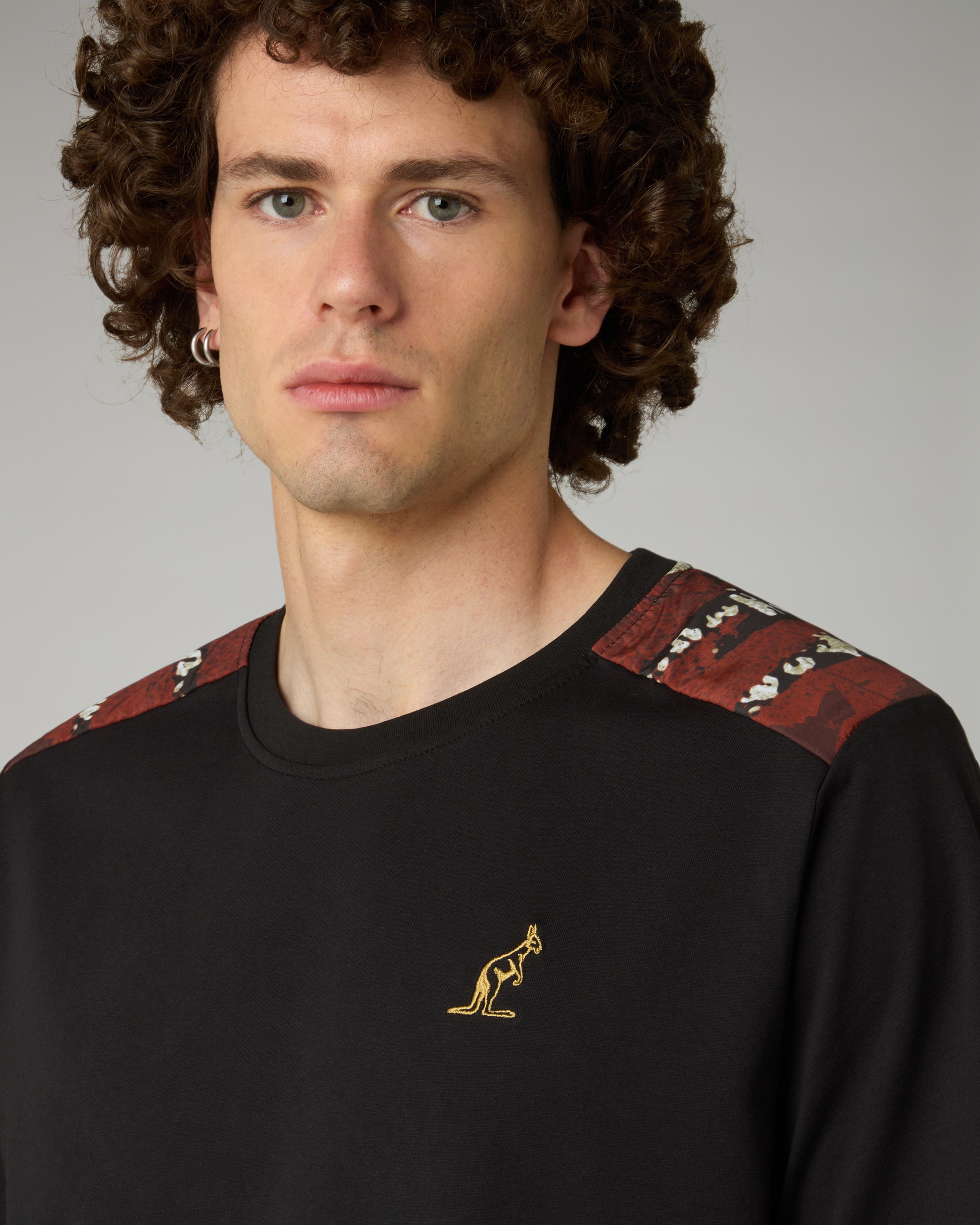 australian-arak-t-shirt-in-cotone-inserti-smash-sulle-spalle image 4