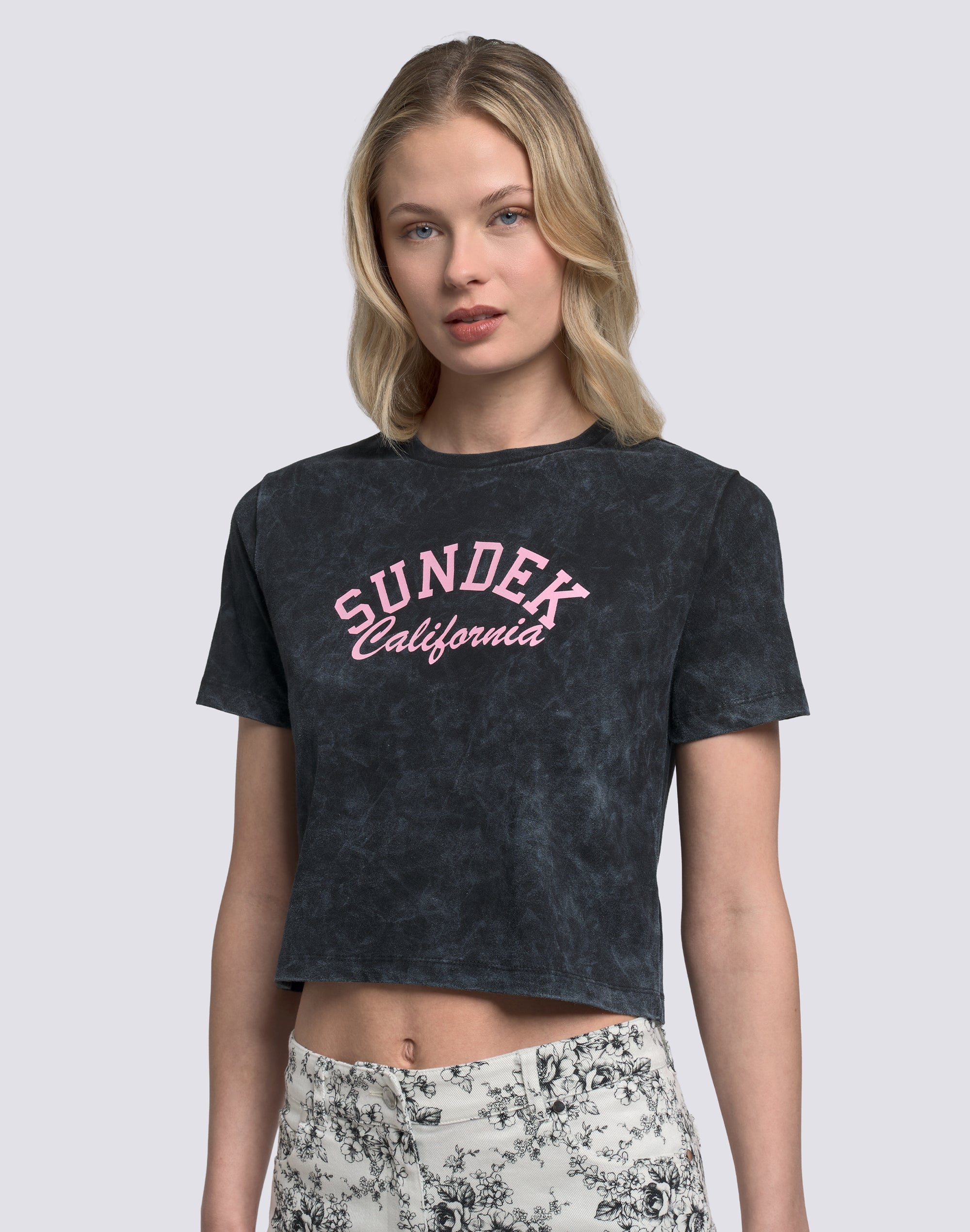 sundek-w748tejs000-t-shirt-donna-cropped-vintage-wash-logo-california-2 image 4