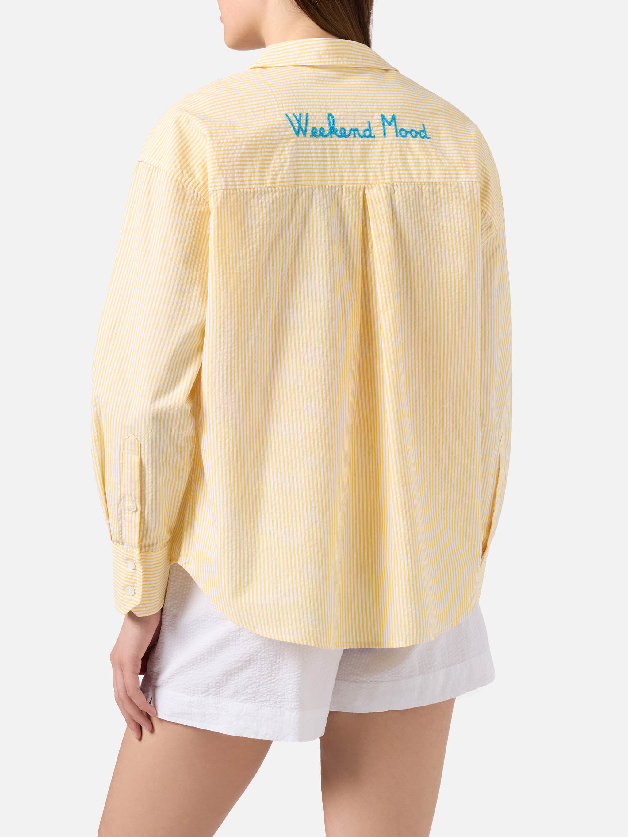 camicia-cristal-mc2-saint-barth-in-seersucker-a-righe-gialle-con-ricamo-weekend- image 1