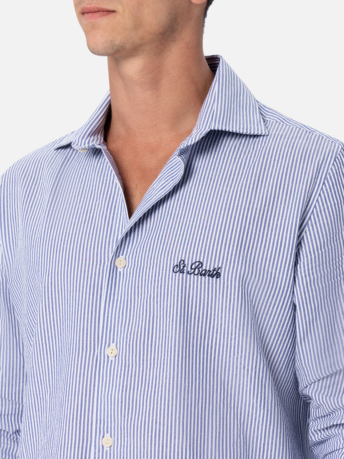 camicia-pamplona-mc2-saint-barth-in-cotone-seersucker-a-righe-azzurre image 2