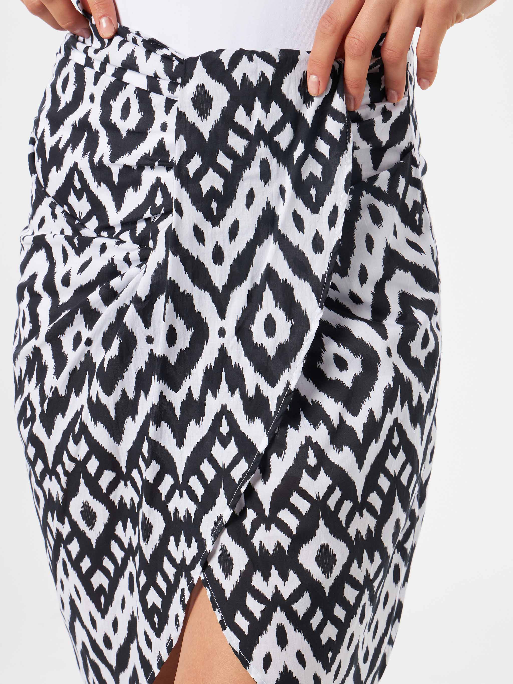 mc2-saint-barth-amanda-gonna-midi-donna-ikat-bianco-e-nero-con-nodo image 3