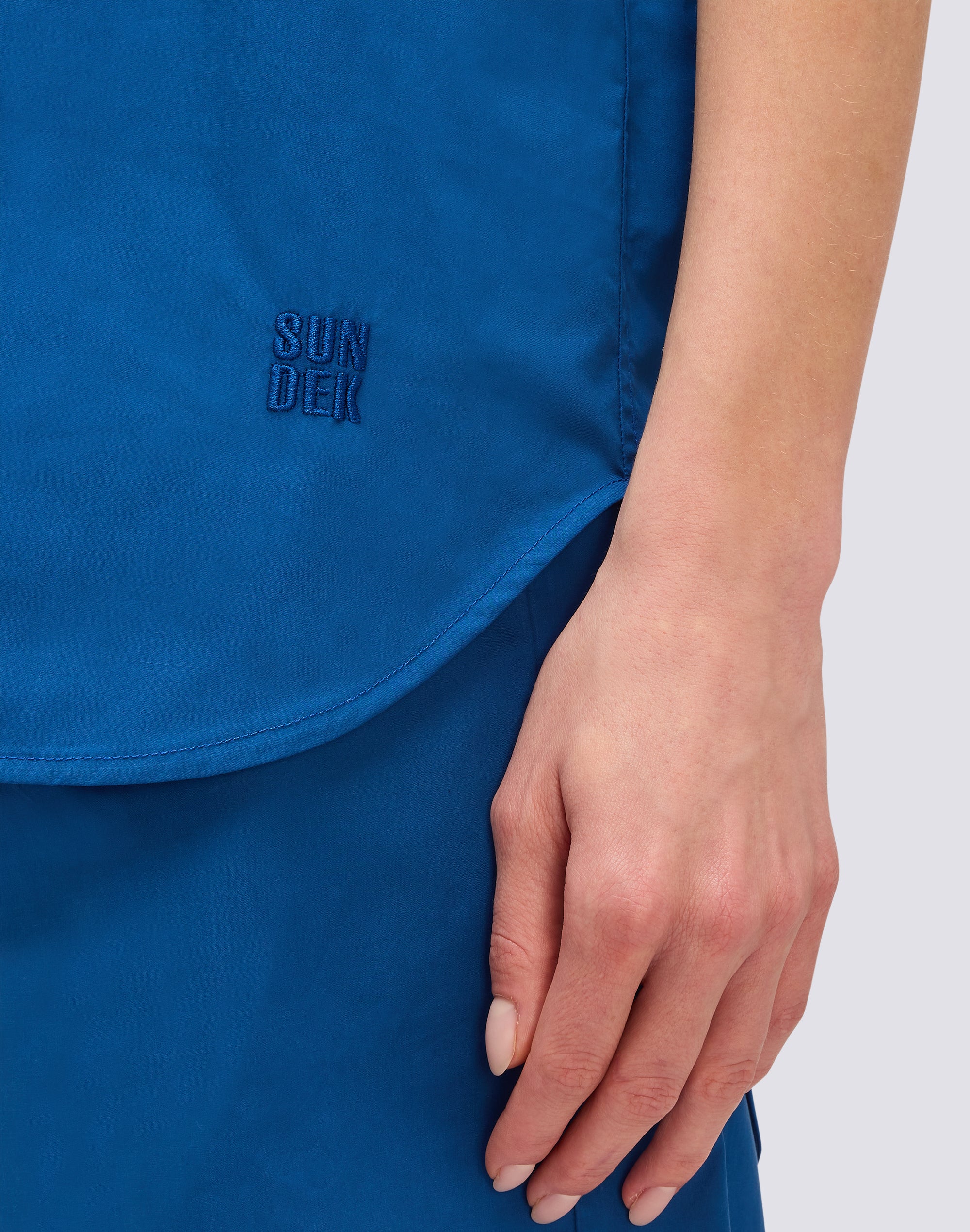 sundek-camicia-donna-smanicata-in-cotone-popeline-con-ricamo image 3