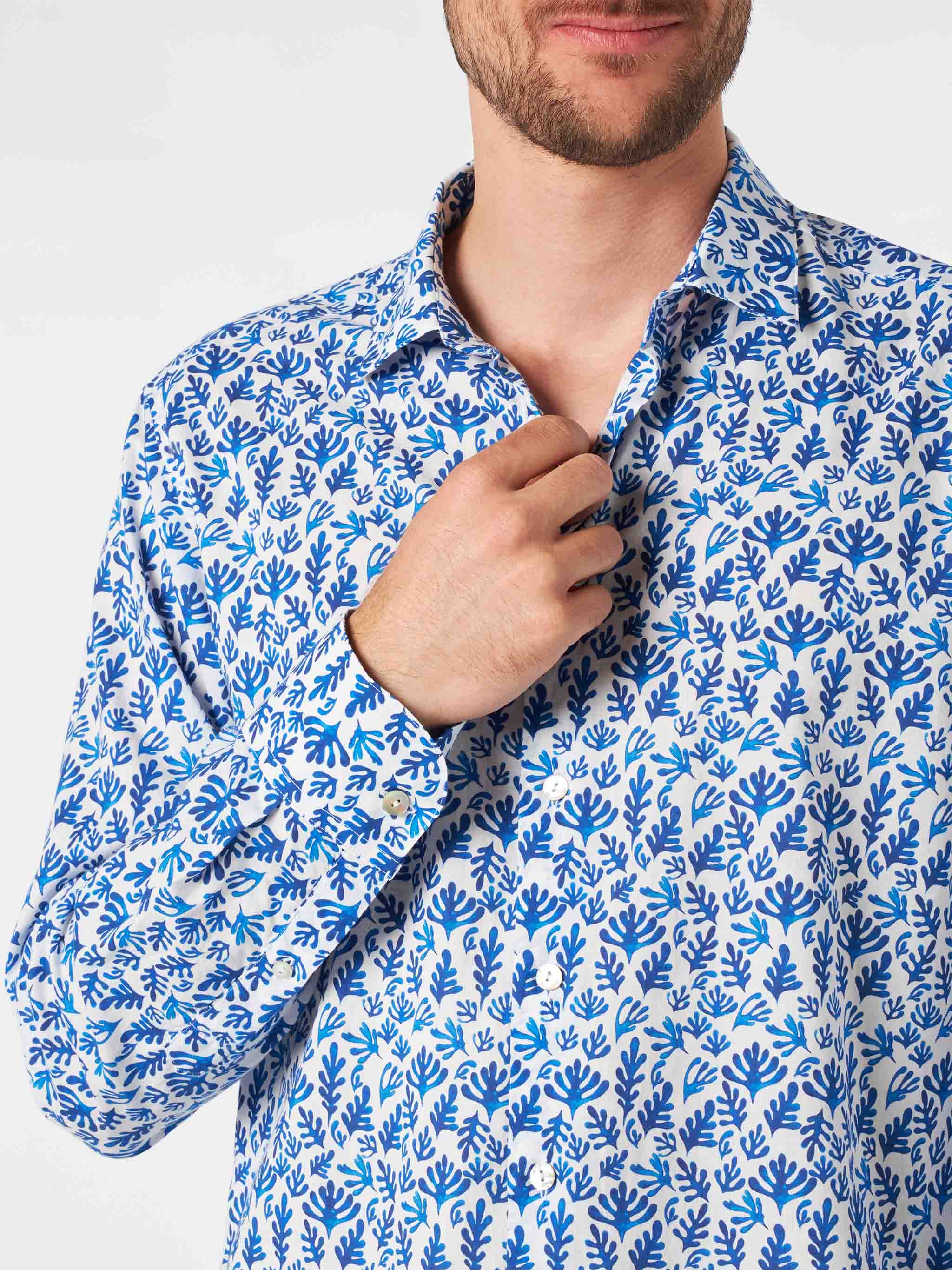 mc2-saint-barth-sikelia-camicia-uomo-cotone-mussola-stampa-foglie-blu image 3