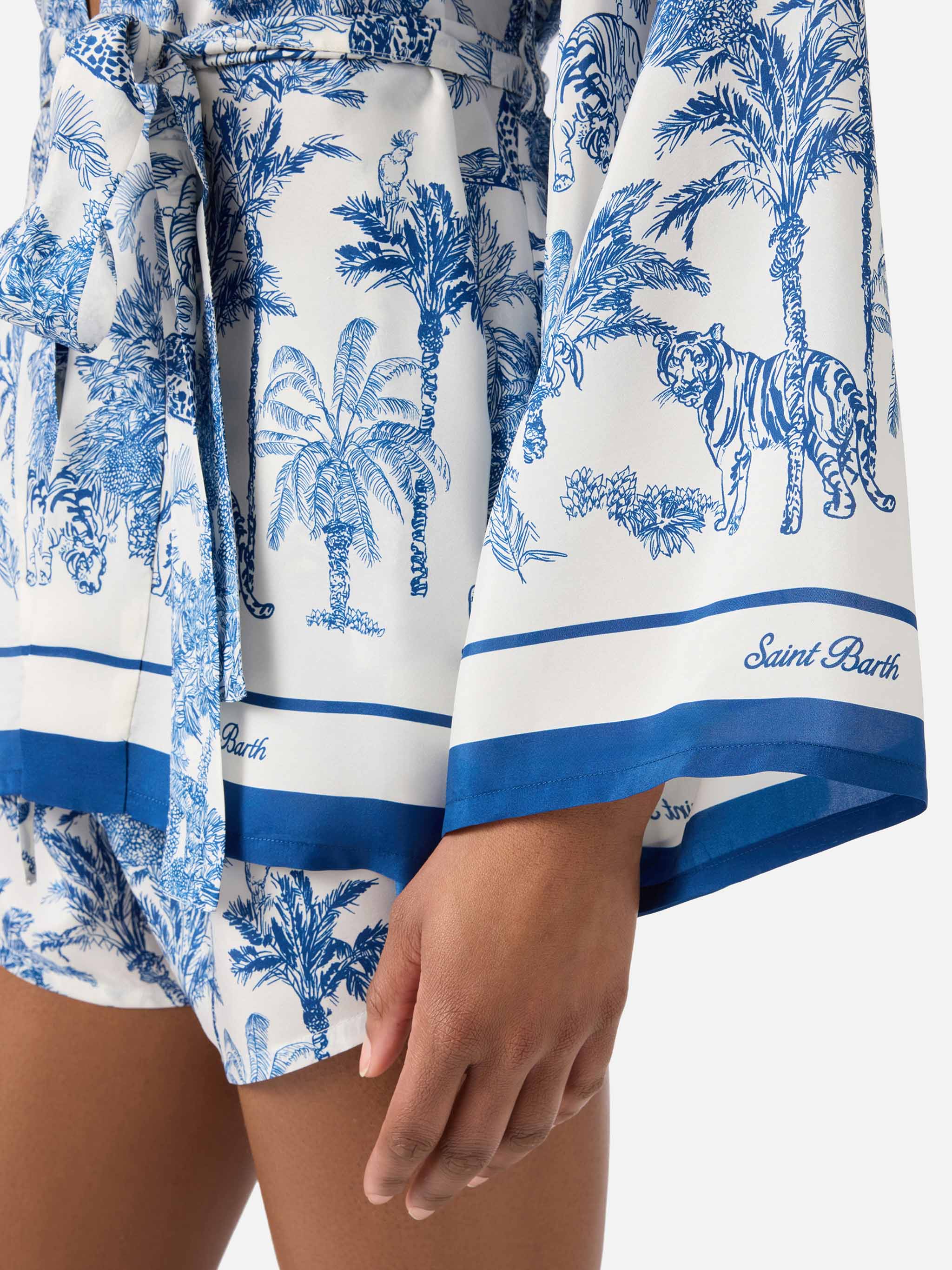 mc2-saint-barth-kimono-corto-carly-in-seta-con-stampa-toile-de-jouy-blu-e-bianco image 2