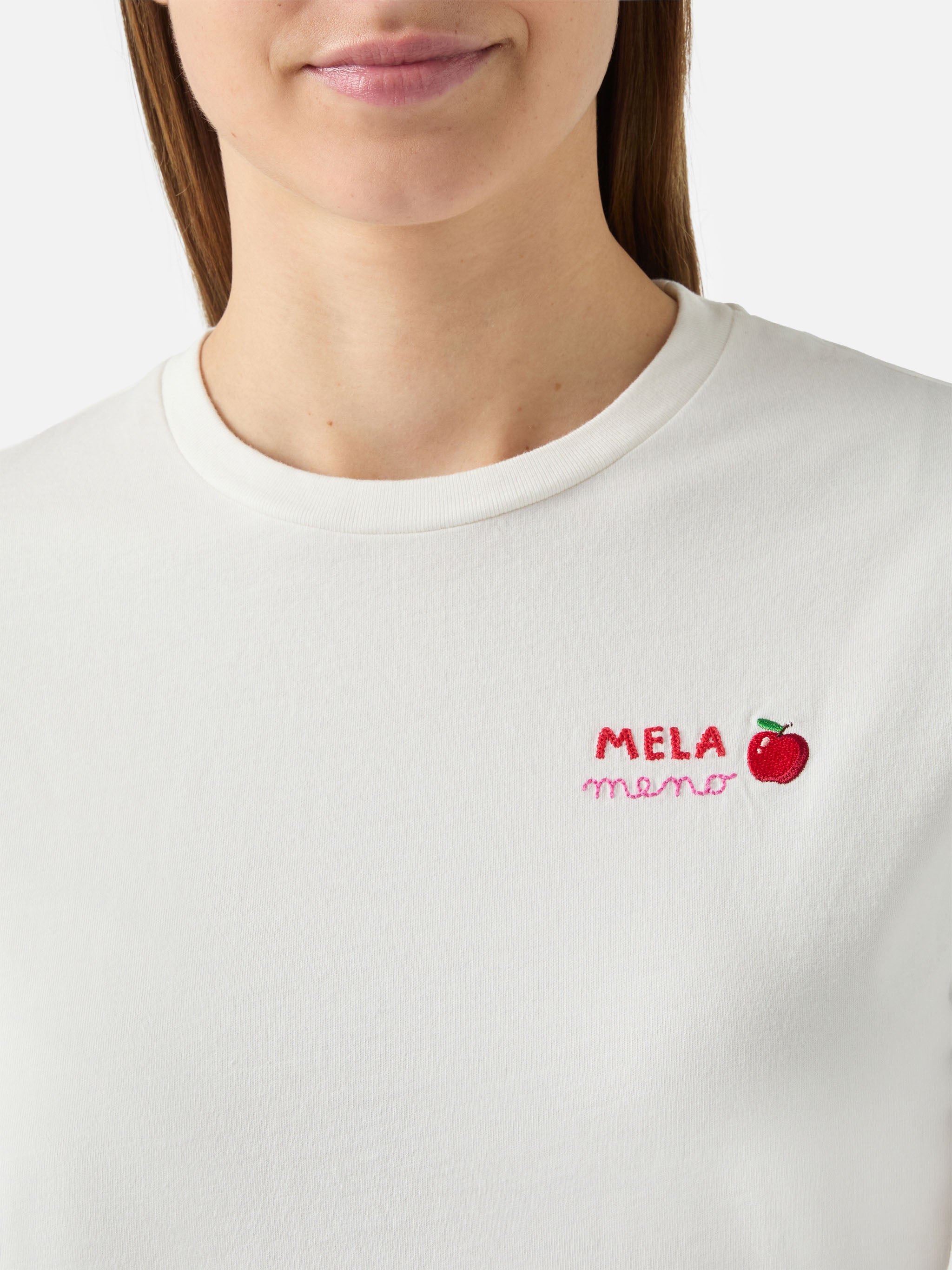 mc2-saint-barth-emilie-t-shirt-in-cotone-bianco-con-ricamo-mela-meno image 1