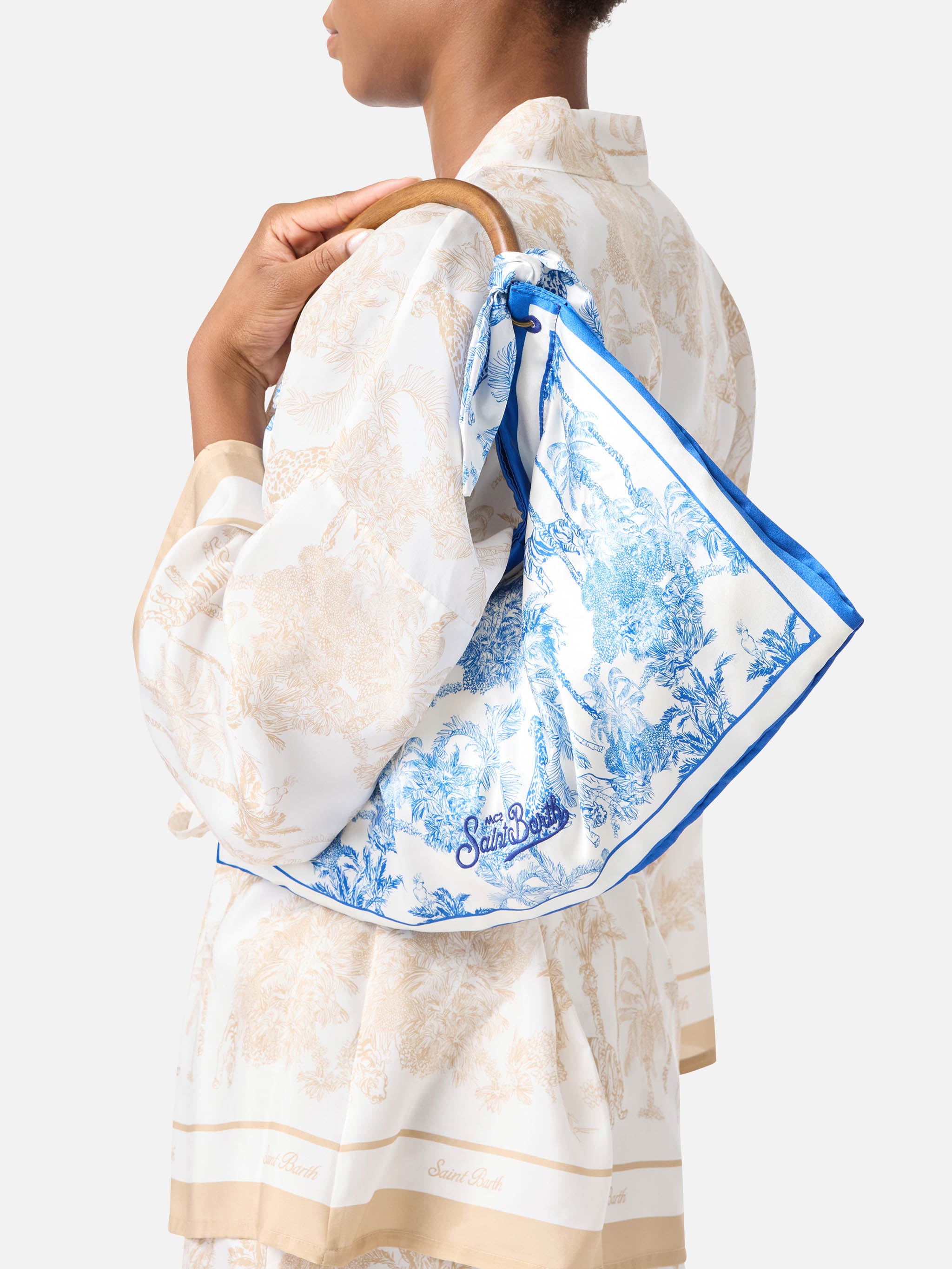 mc2-saint-barth-borsa-foulard-in-seta-bianco-e-blu-con-fantasia-toile-de-jouy-e- image 2