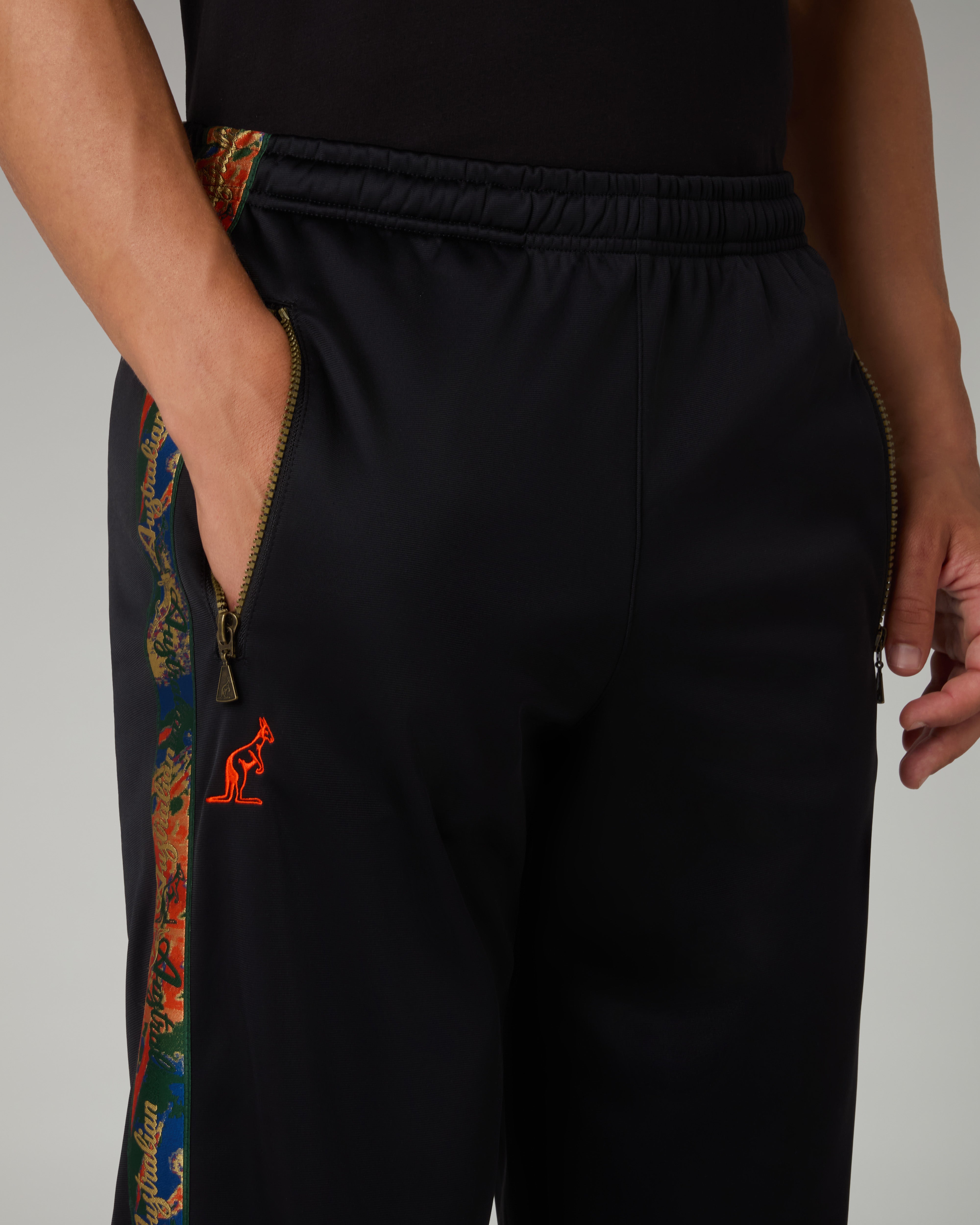 australian-nebula-tape-track-pant-pantalone-tuta-nero-con-banda image 4