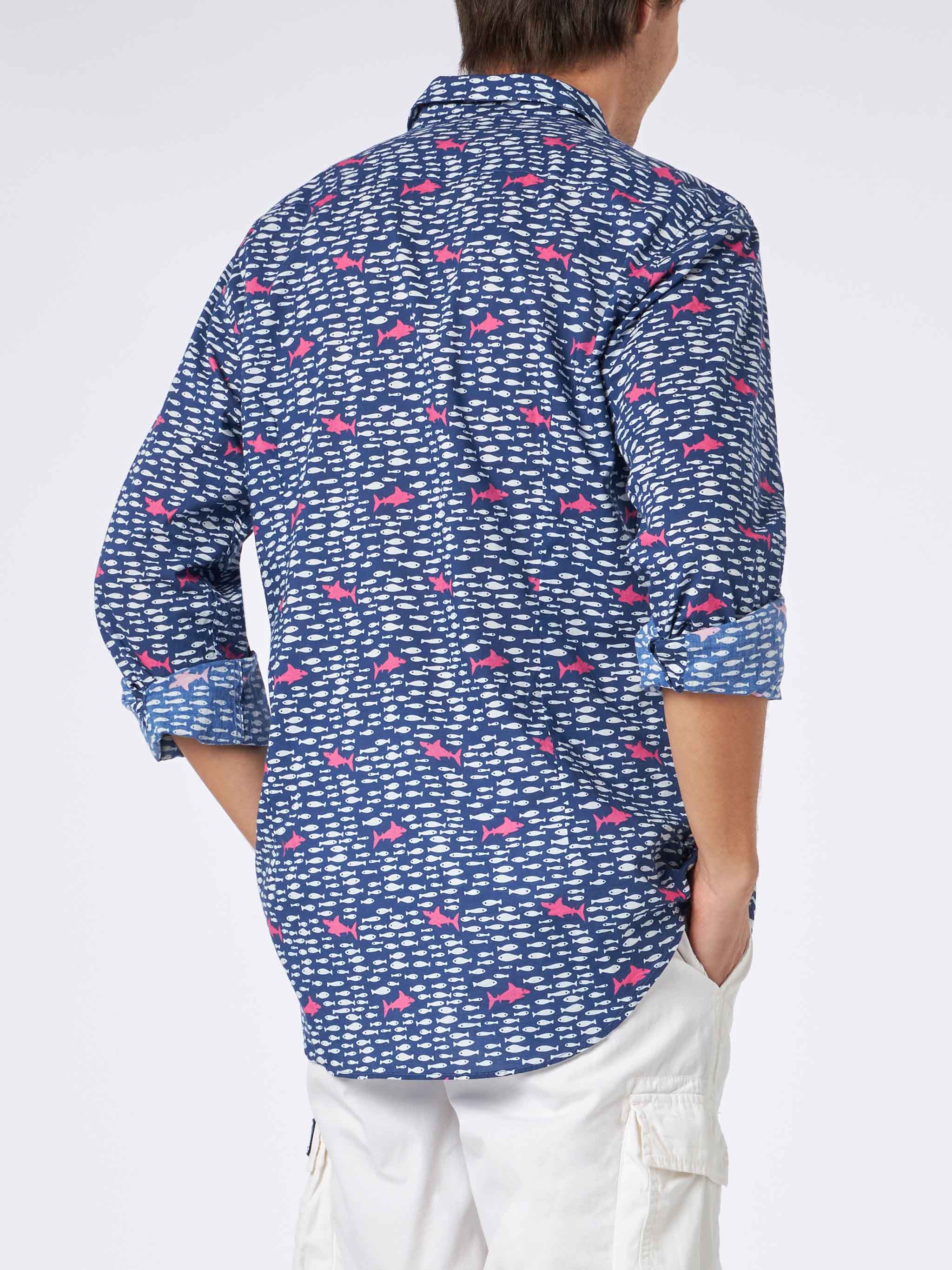 mc2-saint-barth-camicia-sikelia-uomo-mussola-cotone-stampa-pesci-e-squali-blu image 3