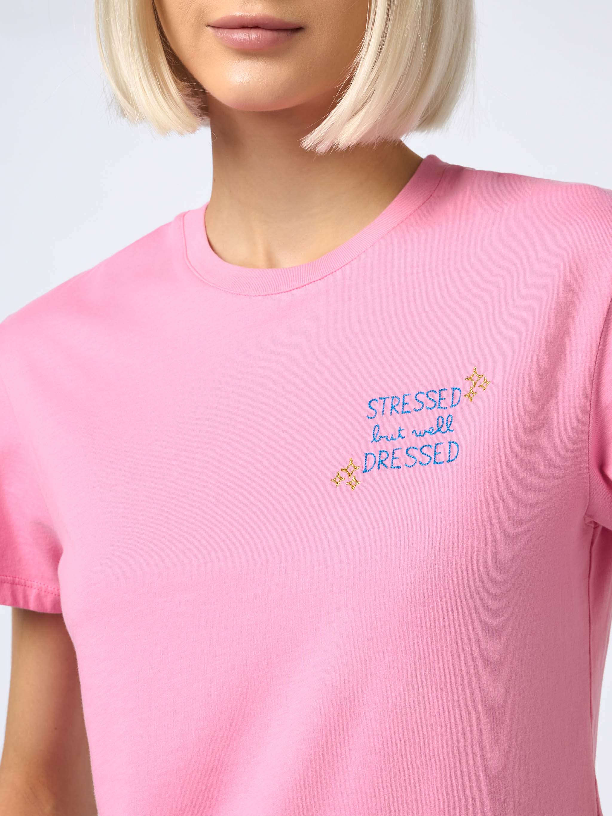 mc2-saint-barth-emilie-t-shirt-in-cotone-rosa-con-ricamo-stressed-but-well-dress image 4