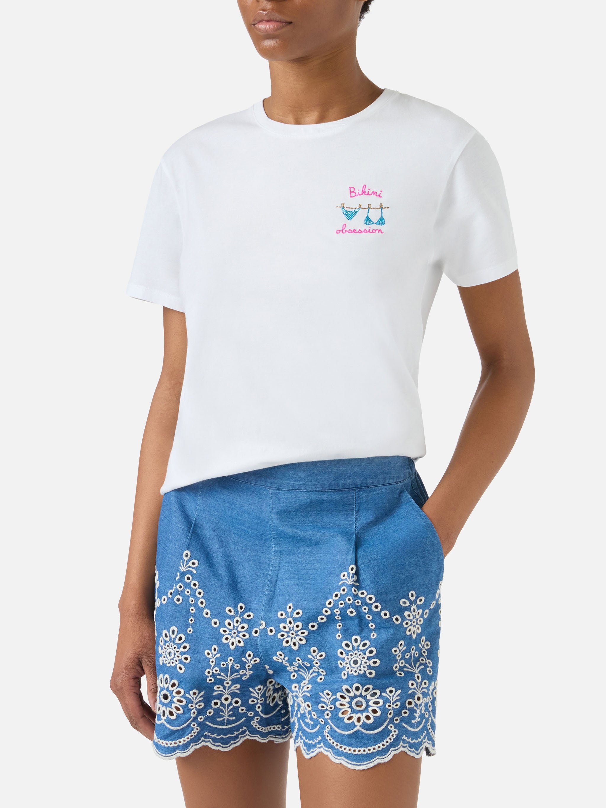 mc2-saint-barth-t-shirt-emilie-bianca-con-ricamo-bikini-obsession-e-strass image 2