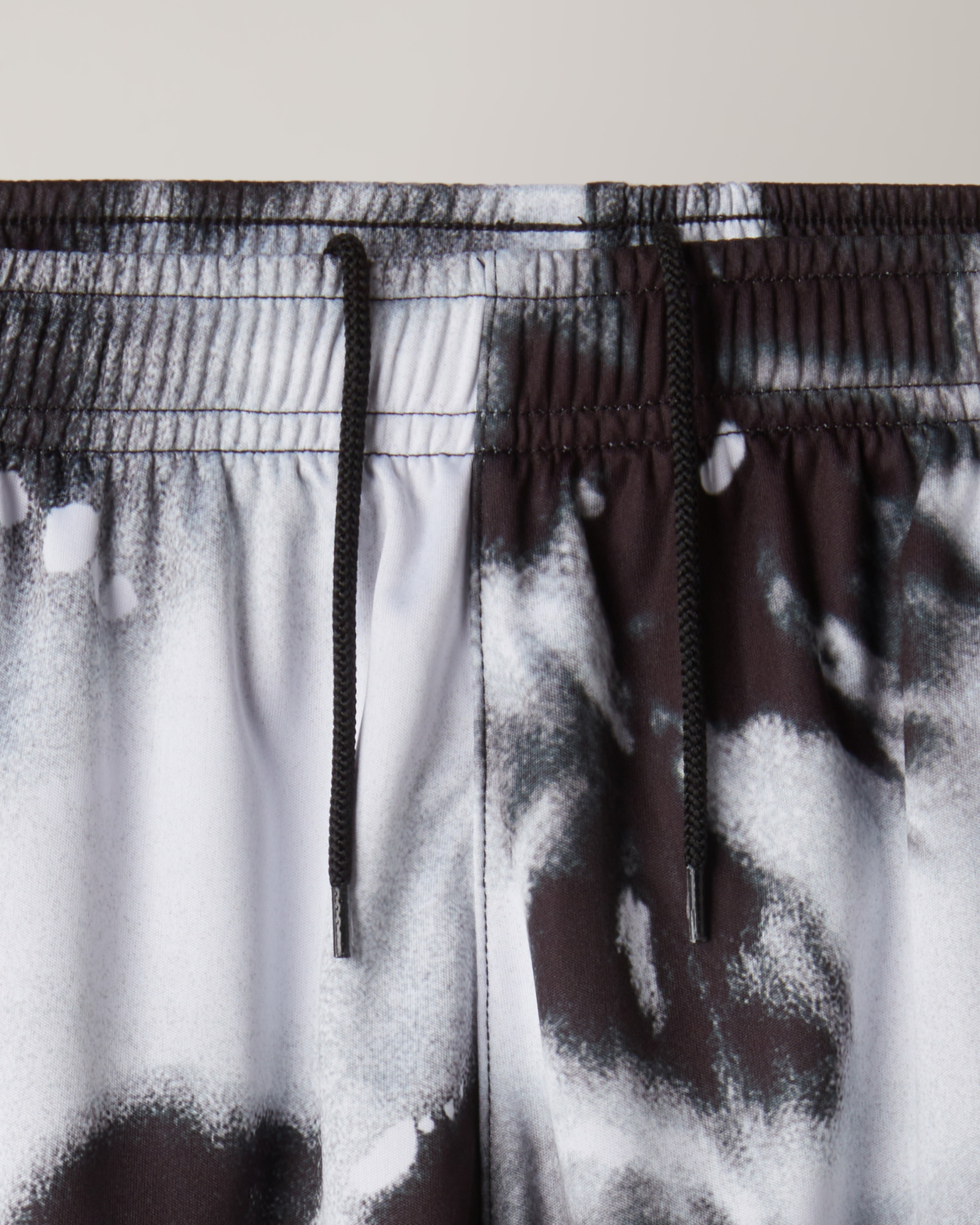 australian-rorschach-short-ace-nero-con-stampa-all-over-comfort-fit image 5