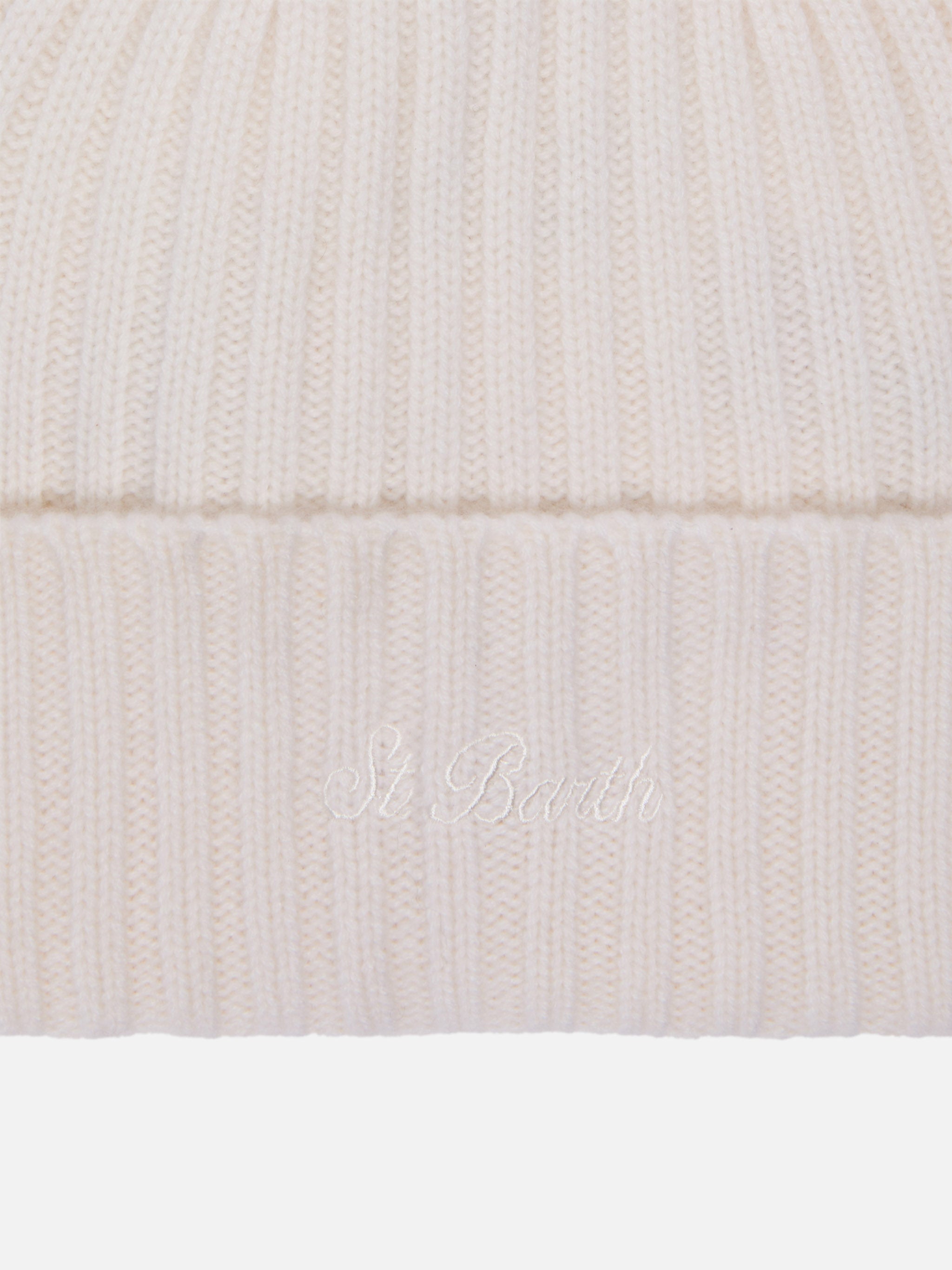 mc2-saint-barth-wengen-berretto-in-cashmere-bianco-con-ricamo-st-barth image 2