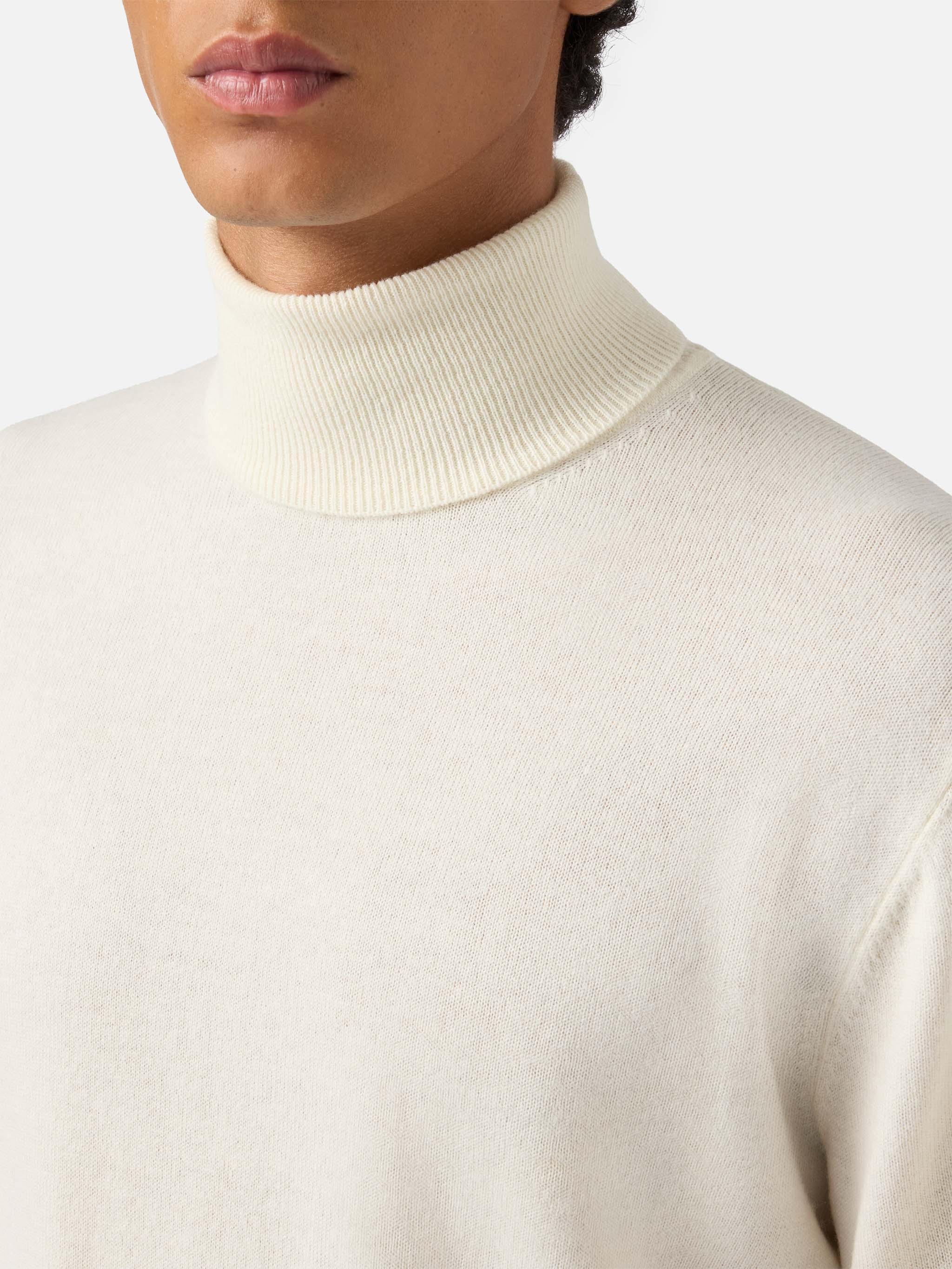 mc2-saint-barth-bond-dolcevita-in-lana-merino-e-cashmere-bianco image 2